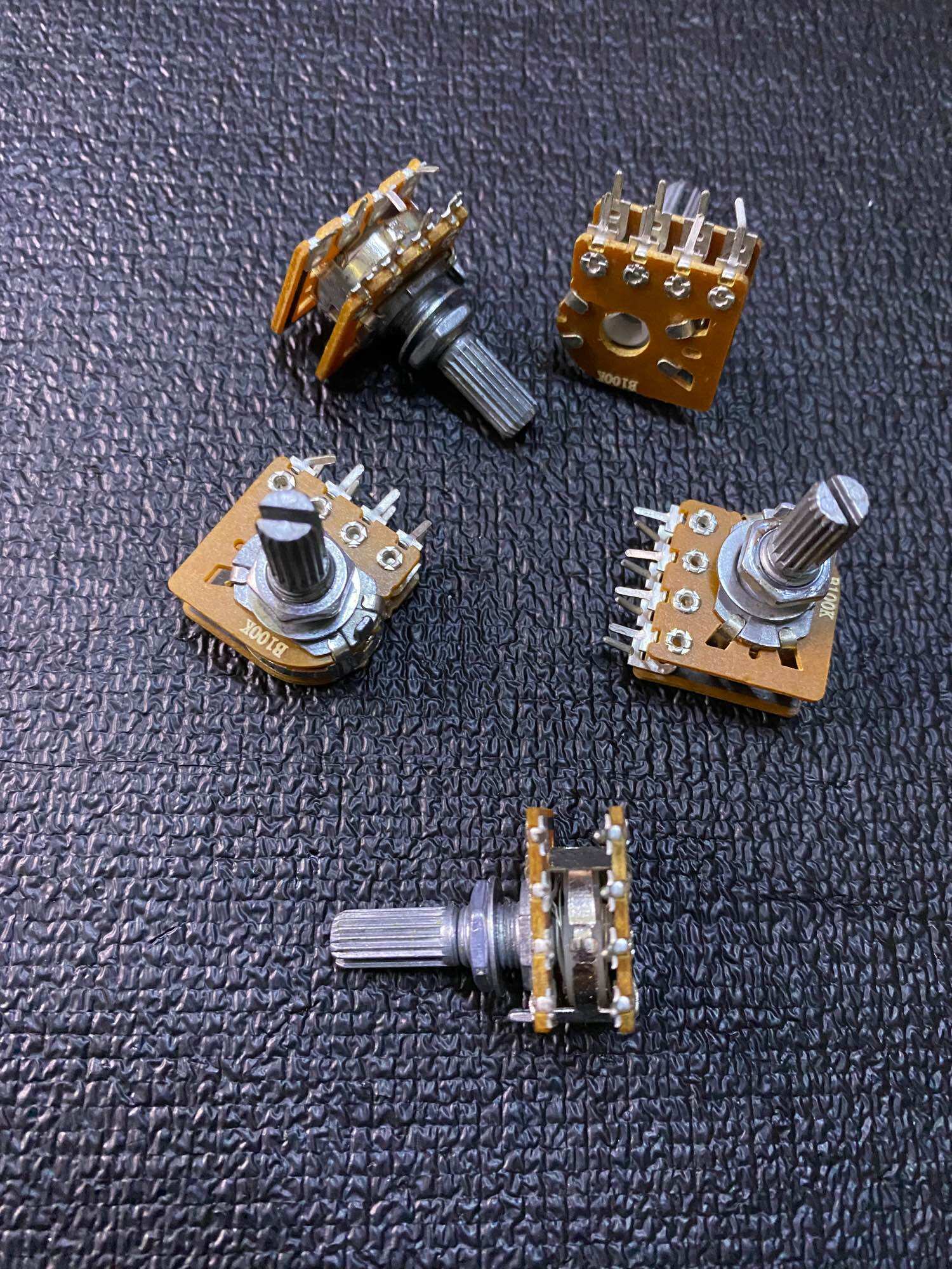 Volum Ampli 8 chân 50 k /100 k ( giá 2 chiếc )