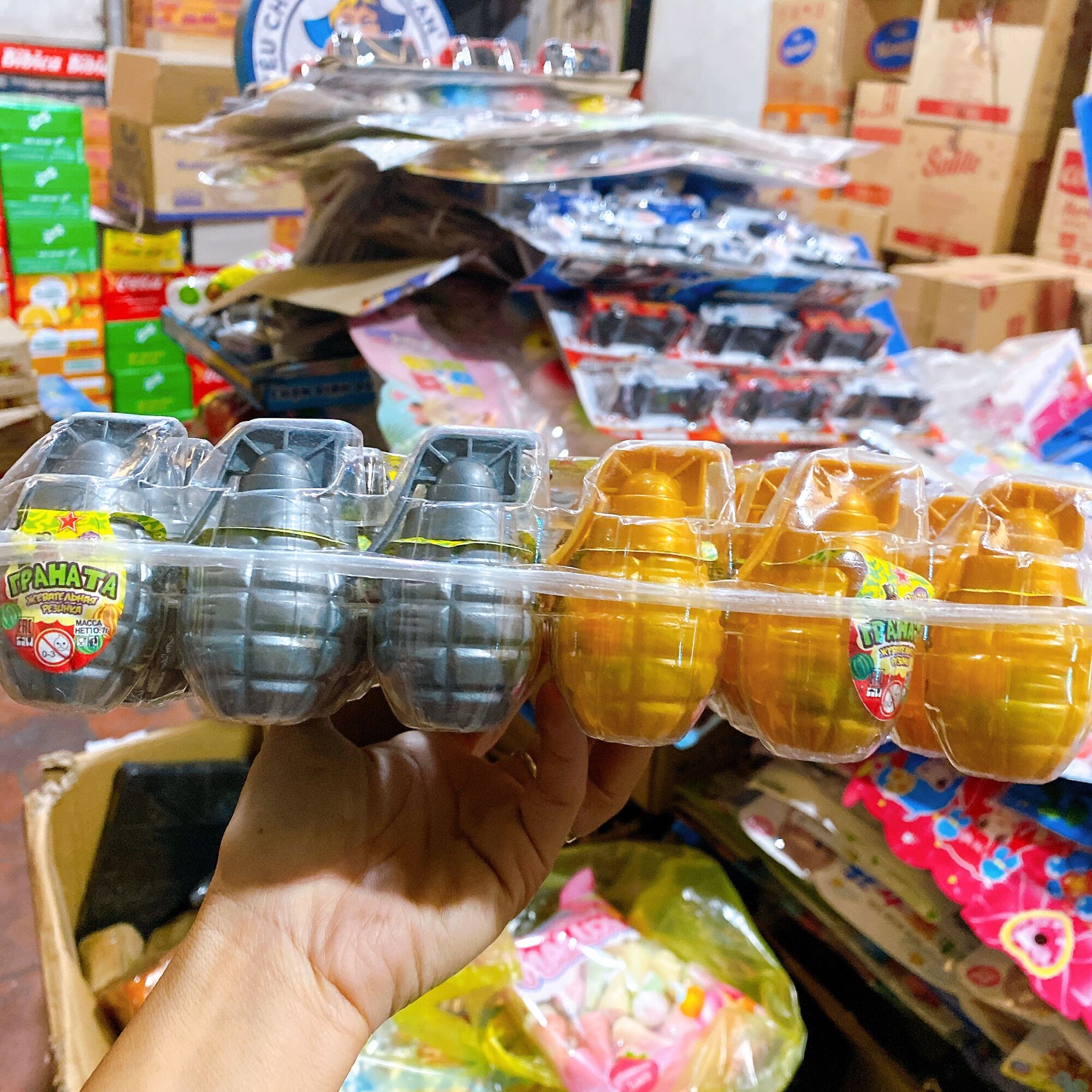 Khay 30 lọ kẹo C trái cây kèm đồ chơi