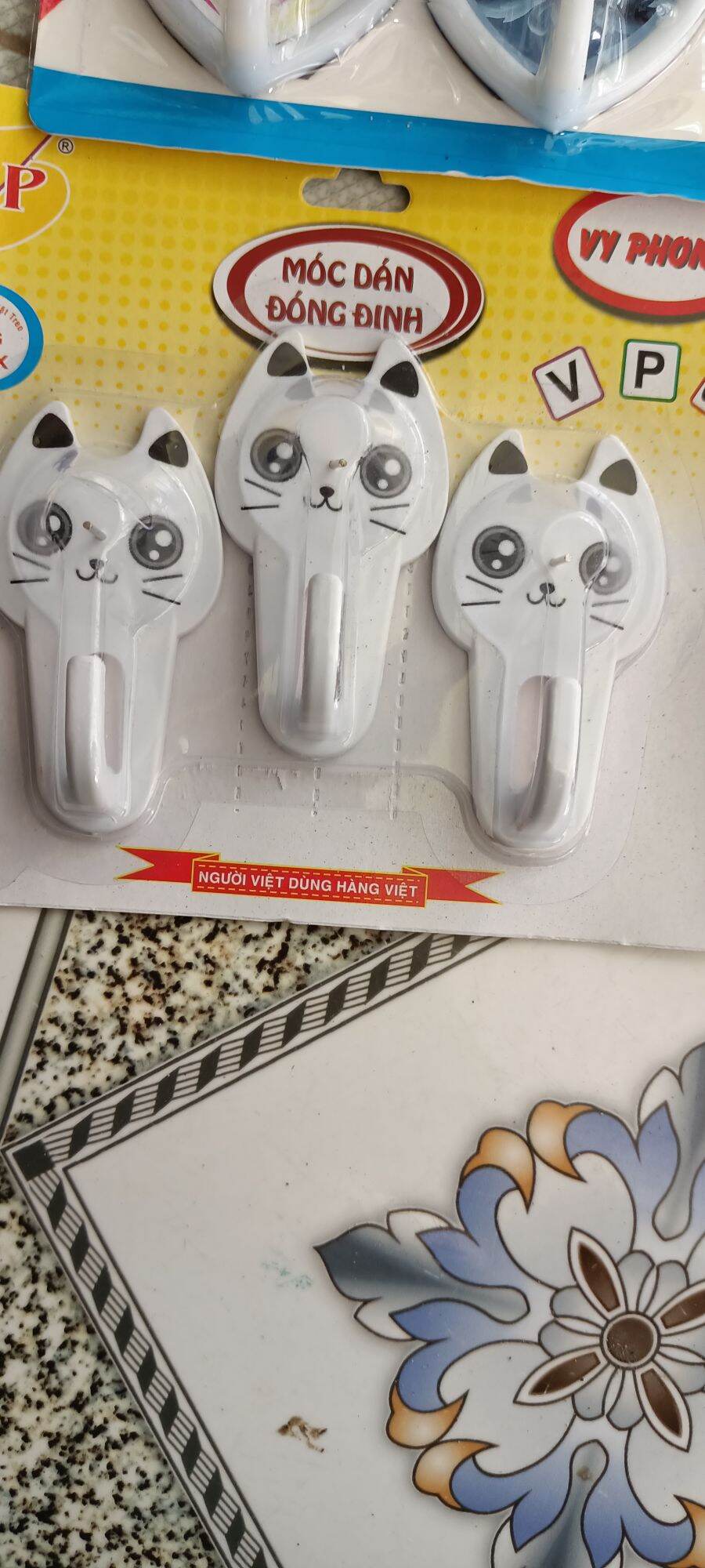 móc dán tường có đinh đóng