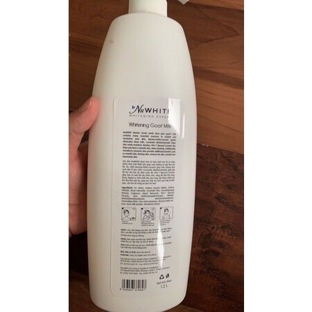 Sữa tắm Nuwhite 1.2L dâu, sữa