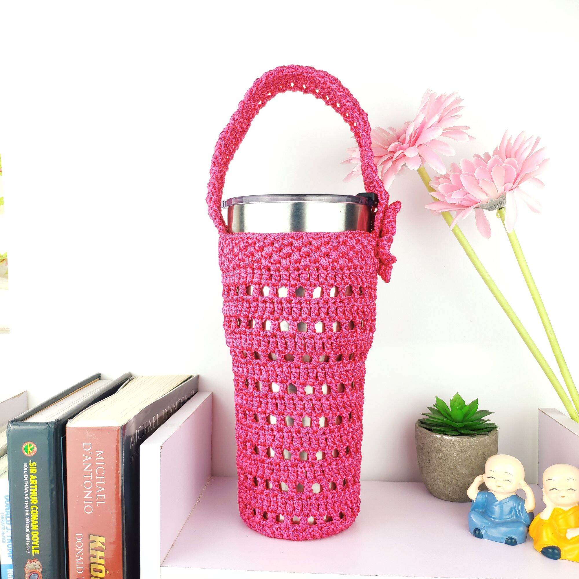 Túi đựng ly giữ nhiệt bằng sợi dù handmade màu hồng, có quai cầm, phù hợp cho du lịch và sử dụng hàng ngày.