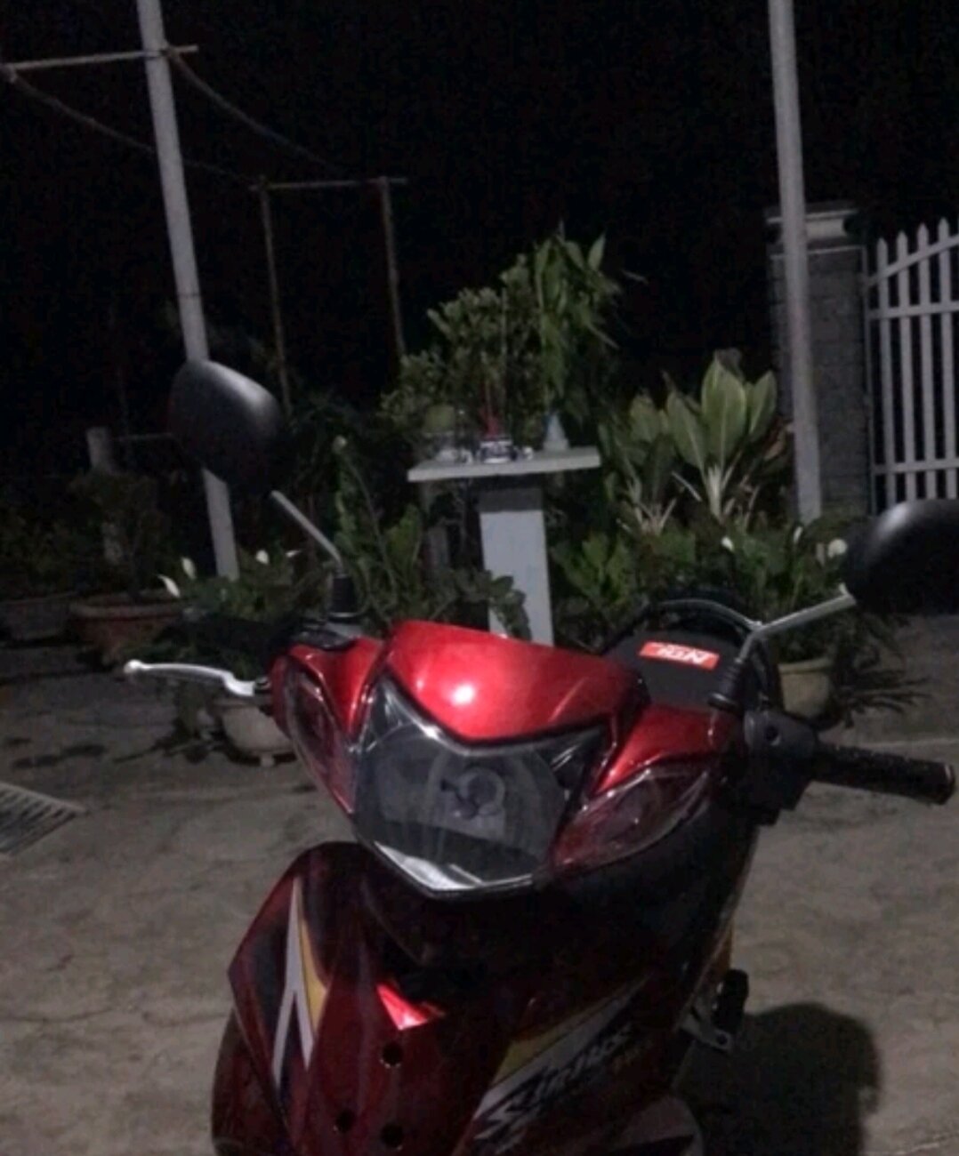 Cặp gương chiếu hậu YAMAHA SPARK màu đen.