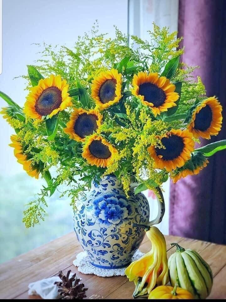 Bình cắm hoa men lam, vẽ thủ công. Gốm sứ Bát Tràng.