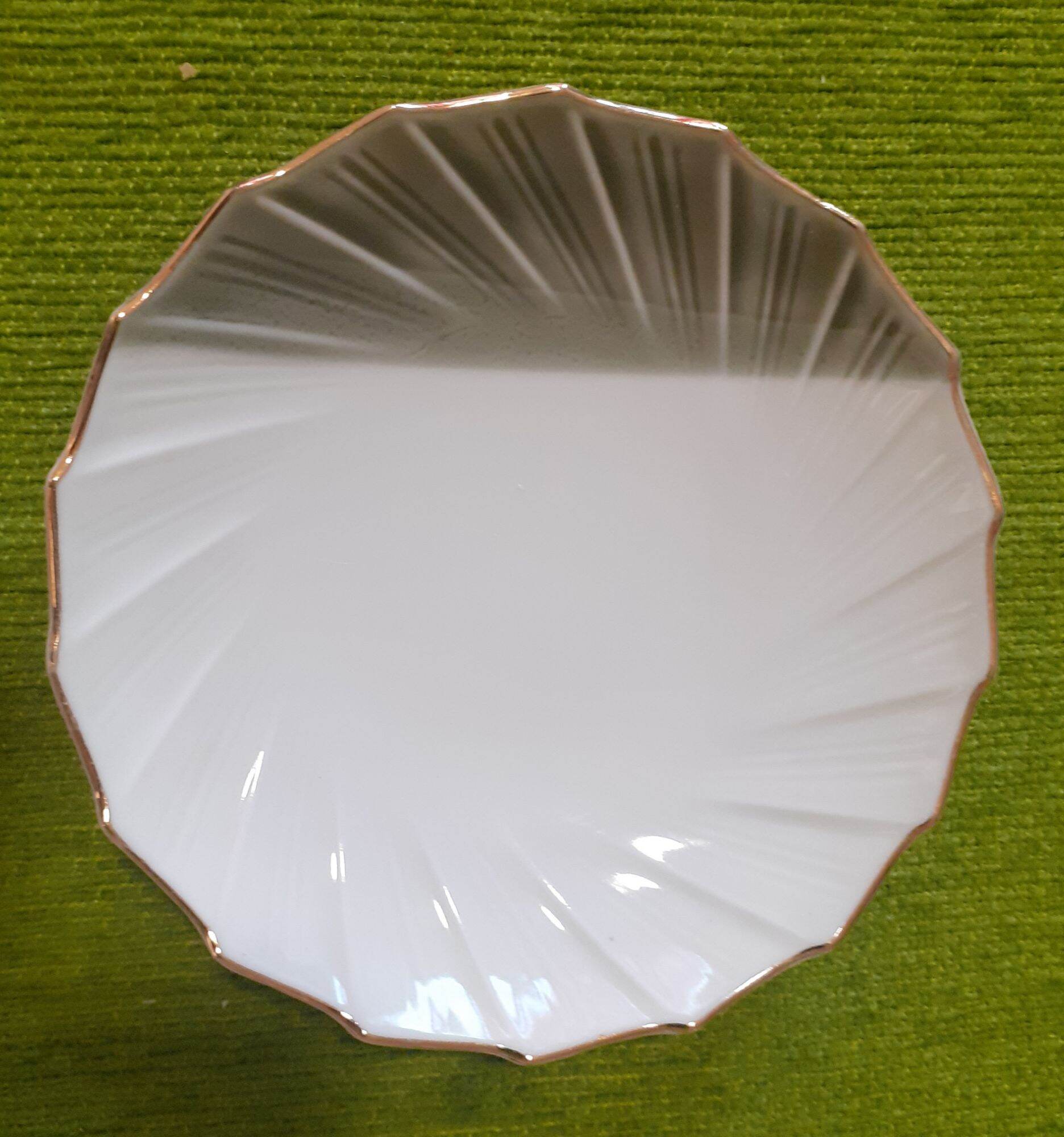 Đĩa gốm sứ viền vàng, họa tiết nổi dạng cánh quạt 13cm