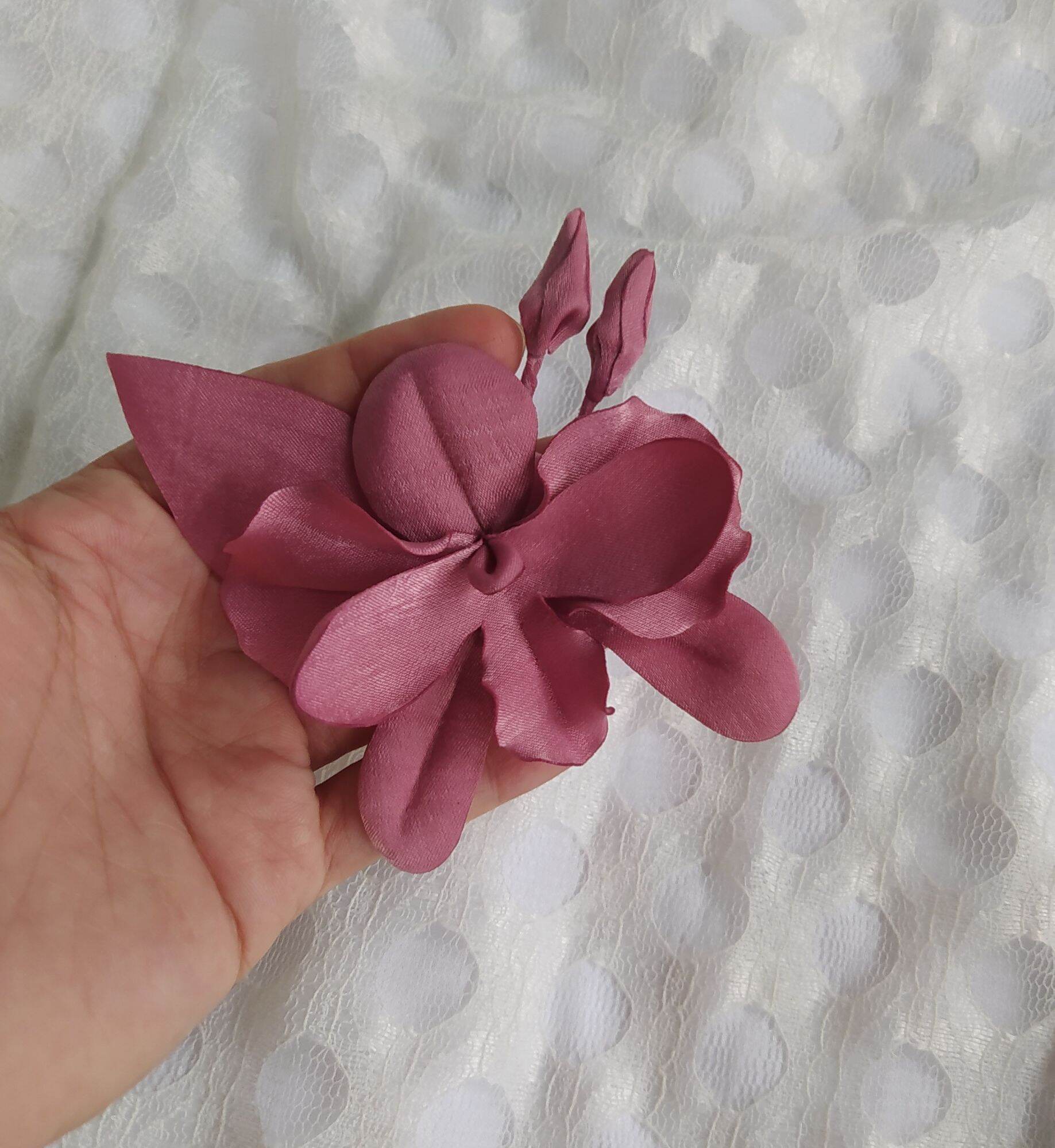 Hoa lan cài áo handmade Canto màu hồng