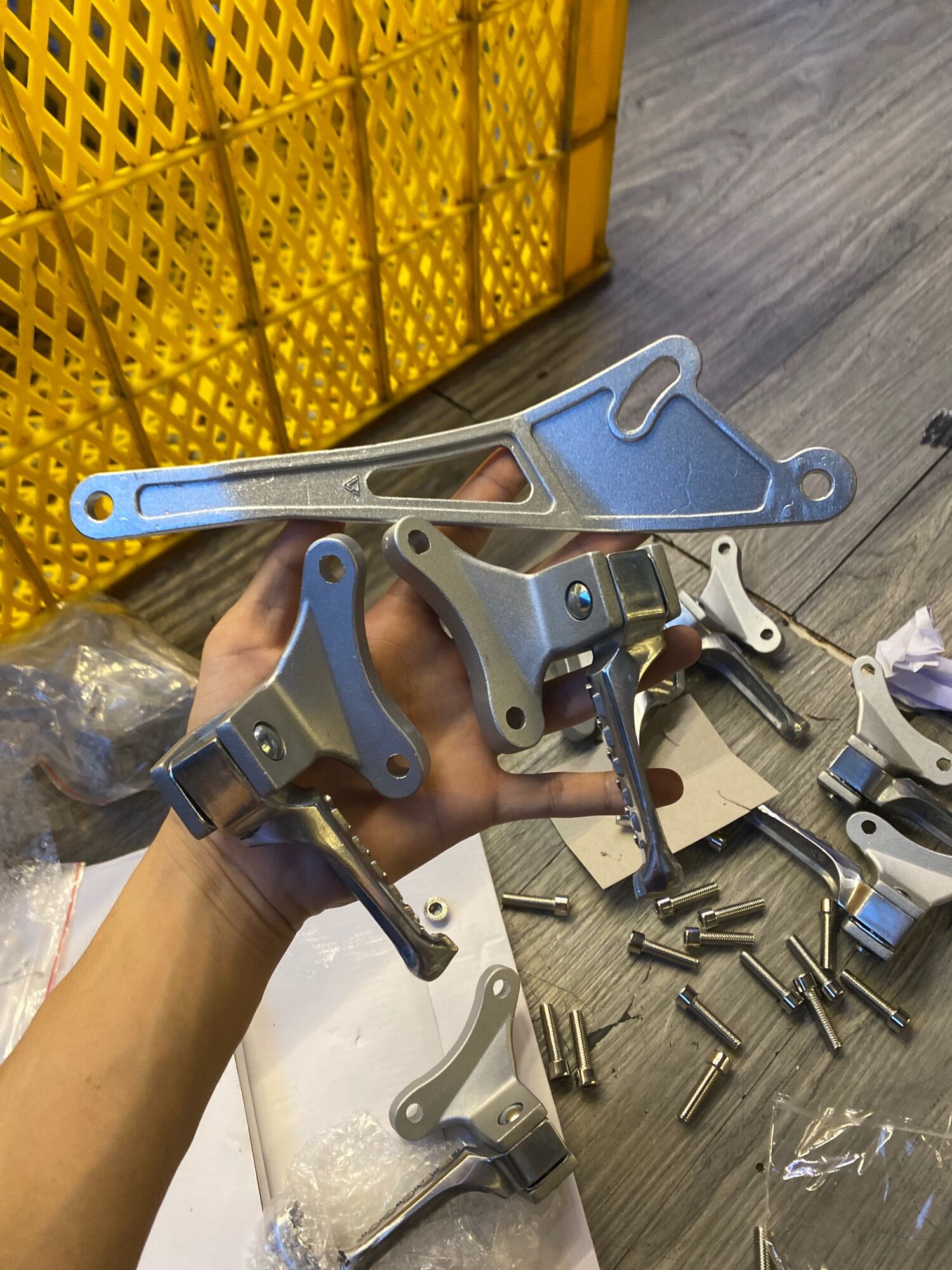 Bộ gác chân ex150 gắn pô tăng