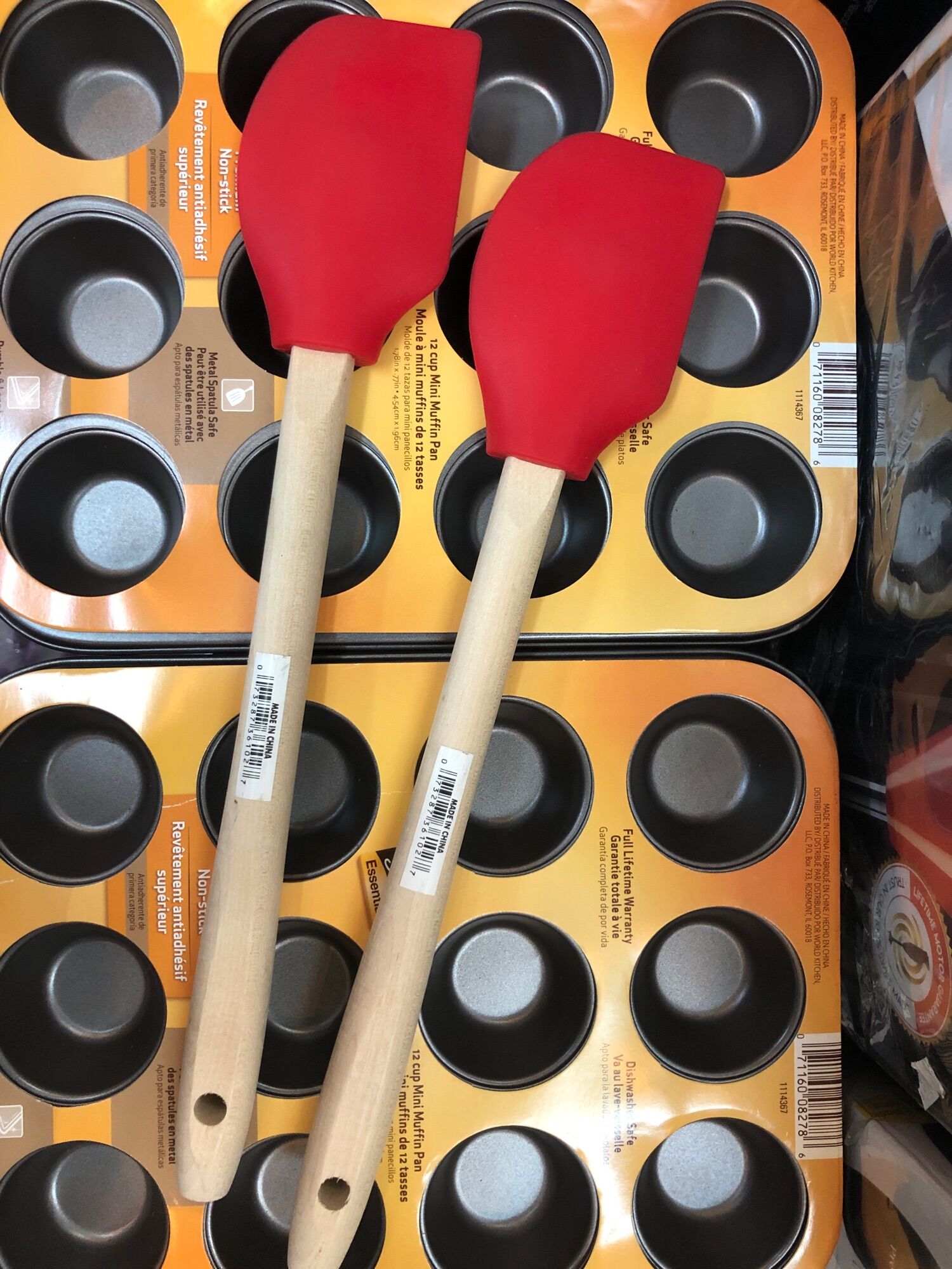 Cây vét bột silicone đỏ cán gỗ