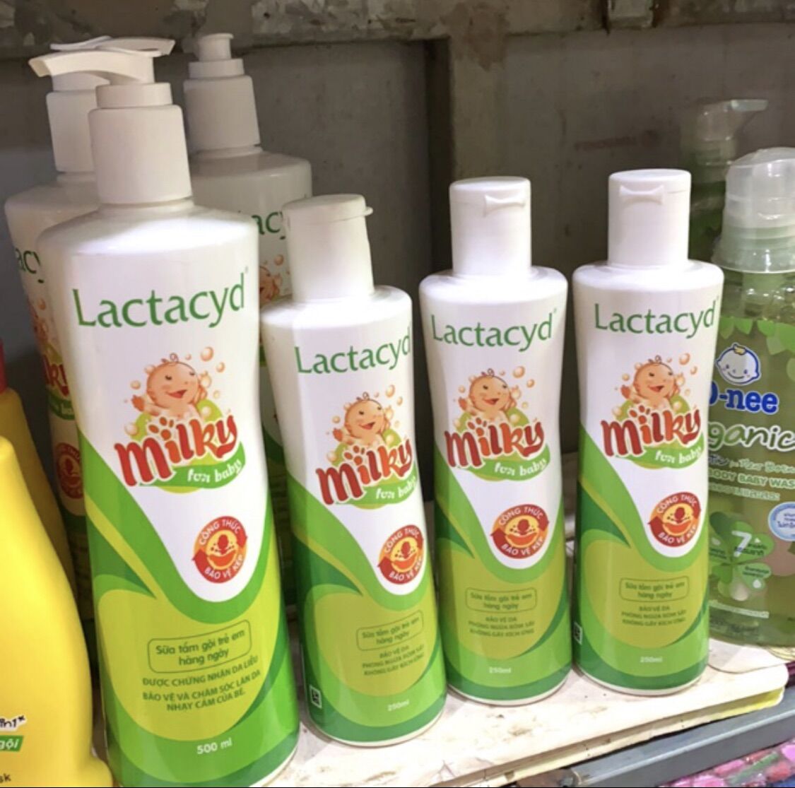 Tắm gội Lactacyd 500ml