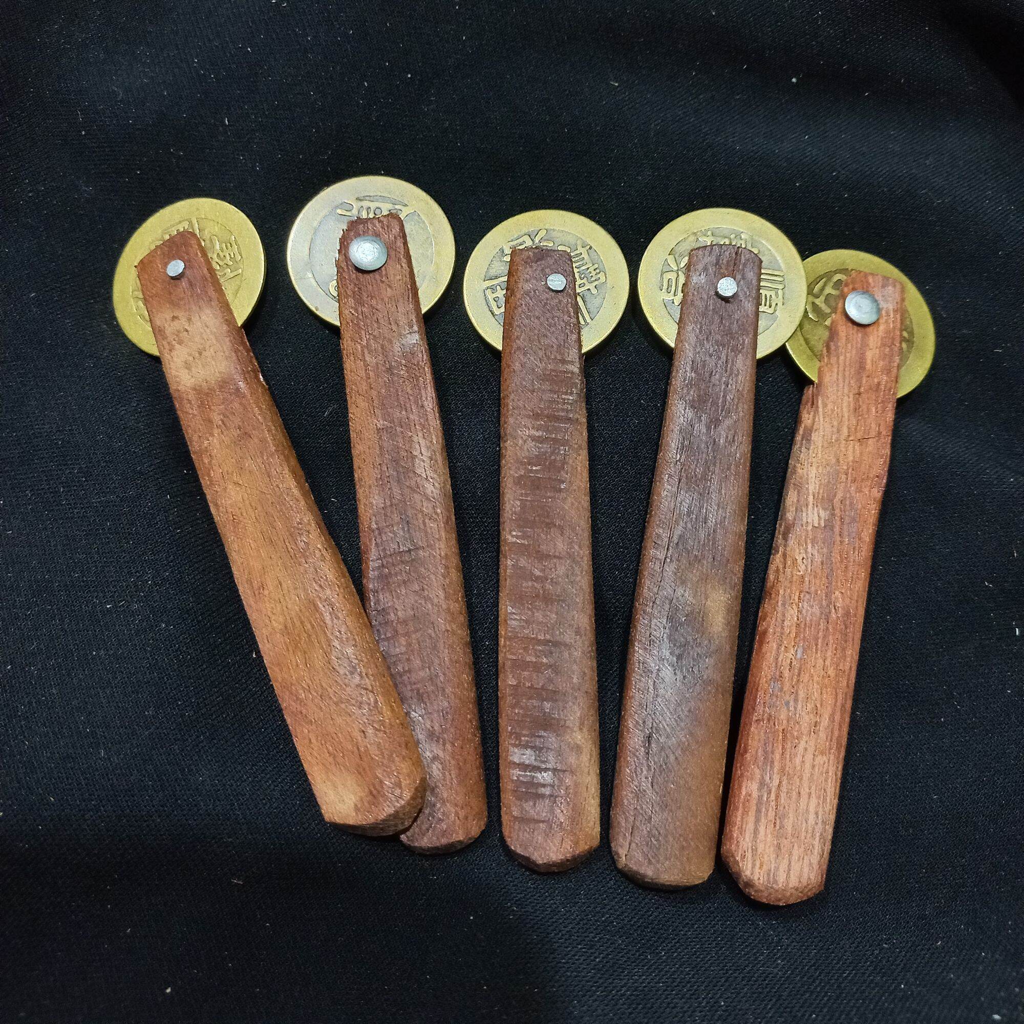 Đồng xu cạo gió cán gỗ (dài 10cm)