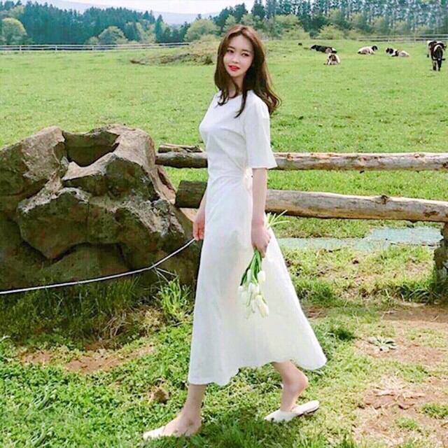 Đầm trắng xoè thắt nơ sau lưng