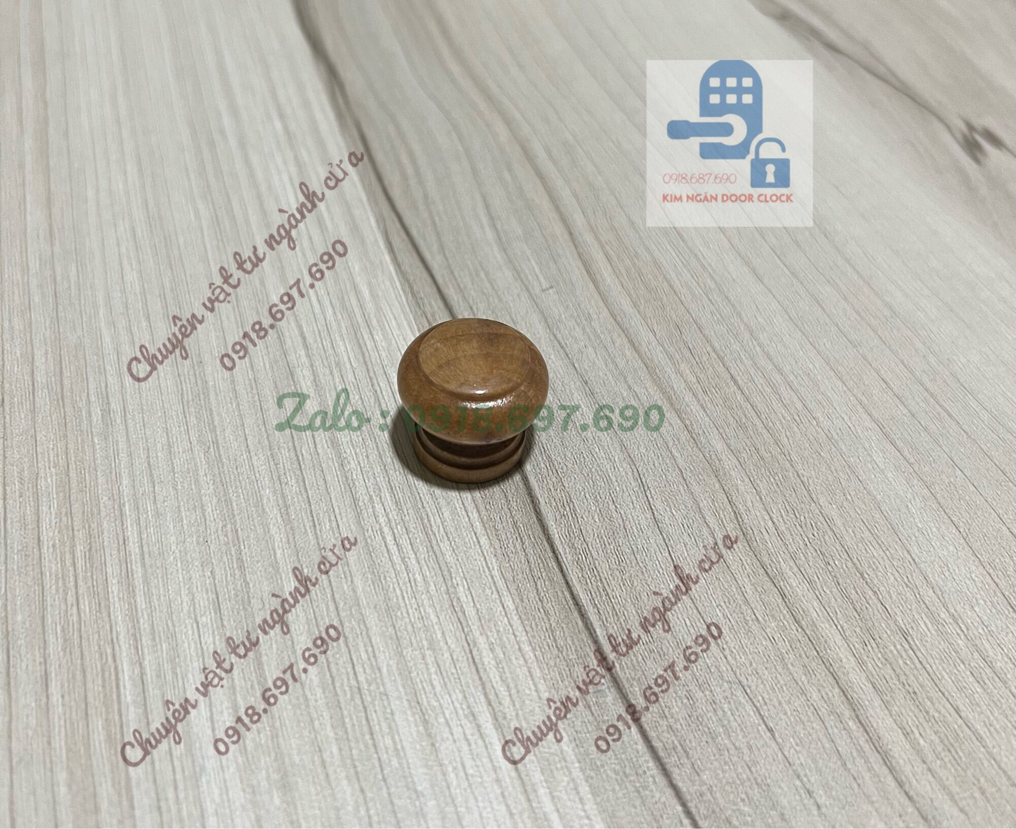 1 Cục núm tay nắm gù tủ bằng gỗ .