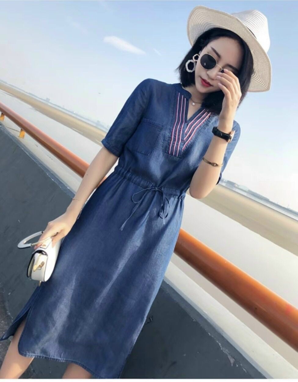 ĐẦM XOÈ DENIM CỔ PHỐI VIỀN EO DÂY RÚT