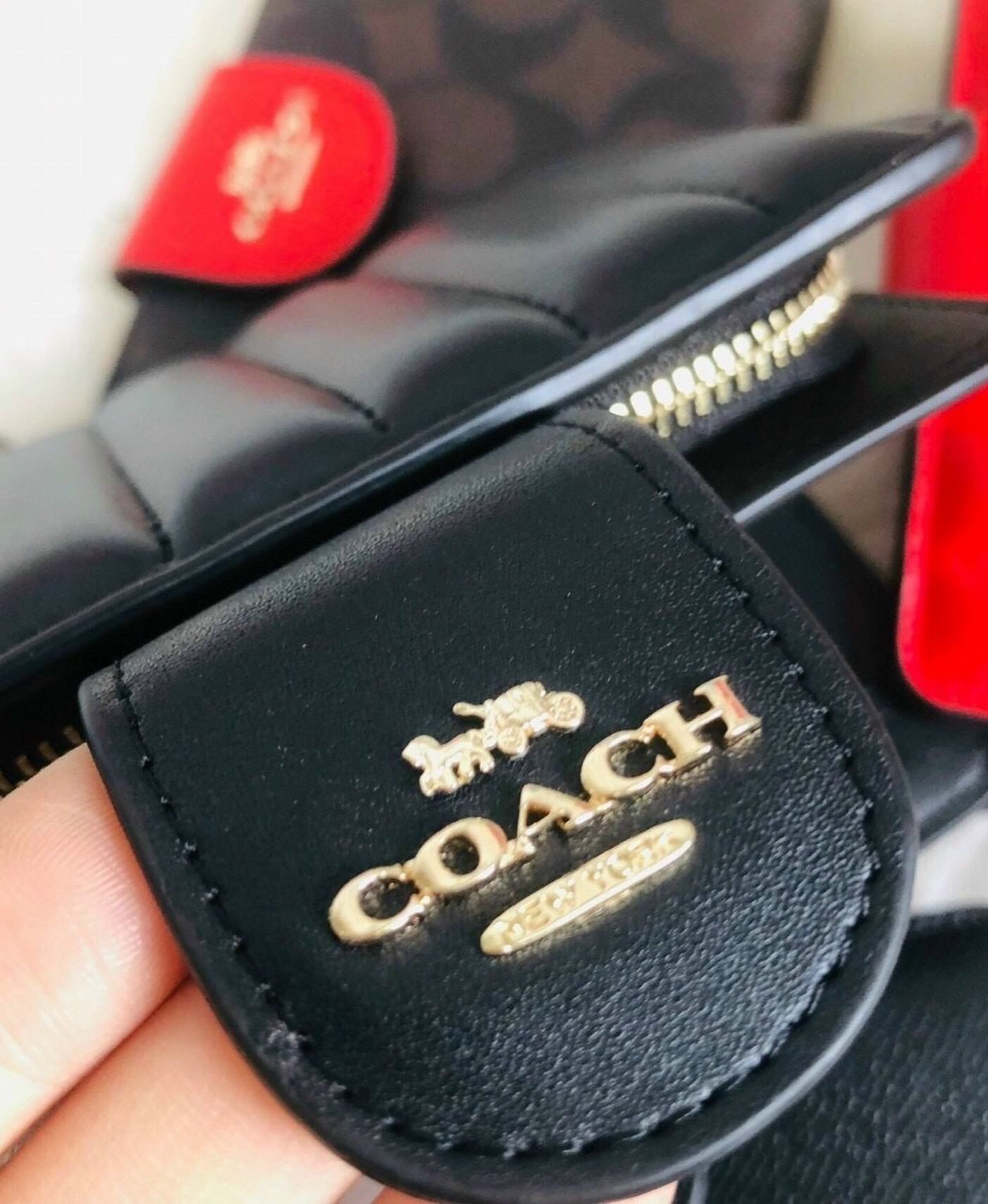 Ví ngắn Coach cầm tay xịn sò