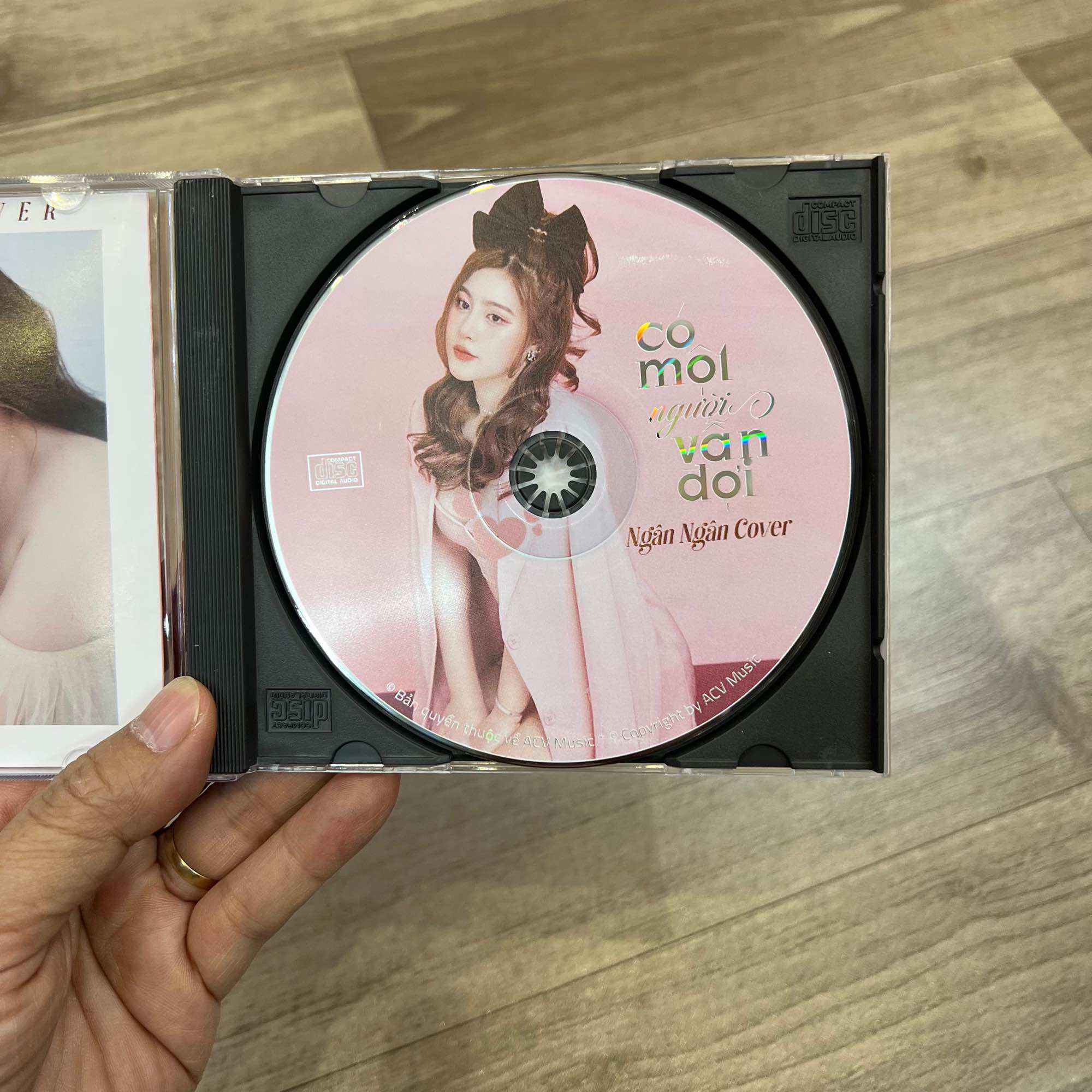CD Ngân Ngân - Có một người vẫn đợi