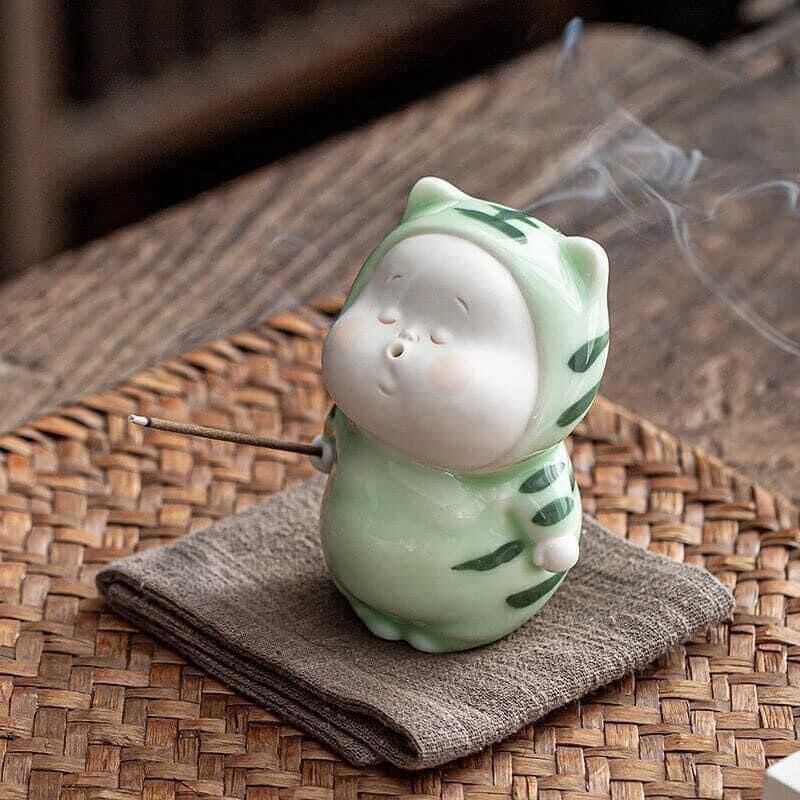 Đốt trầm bé mập dễ thương