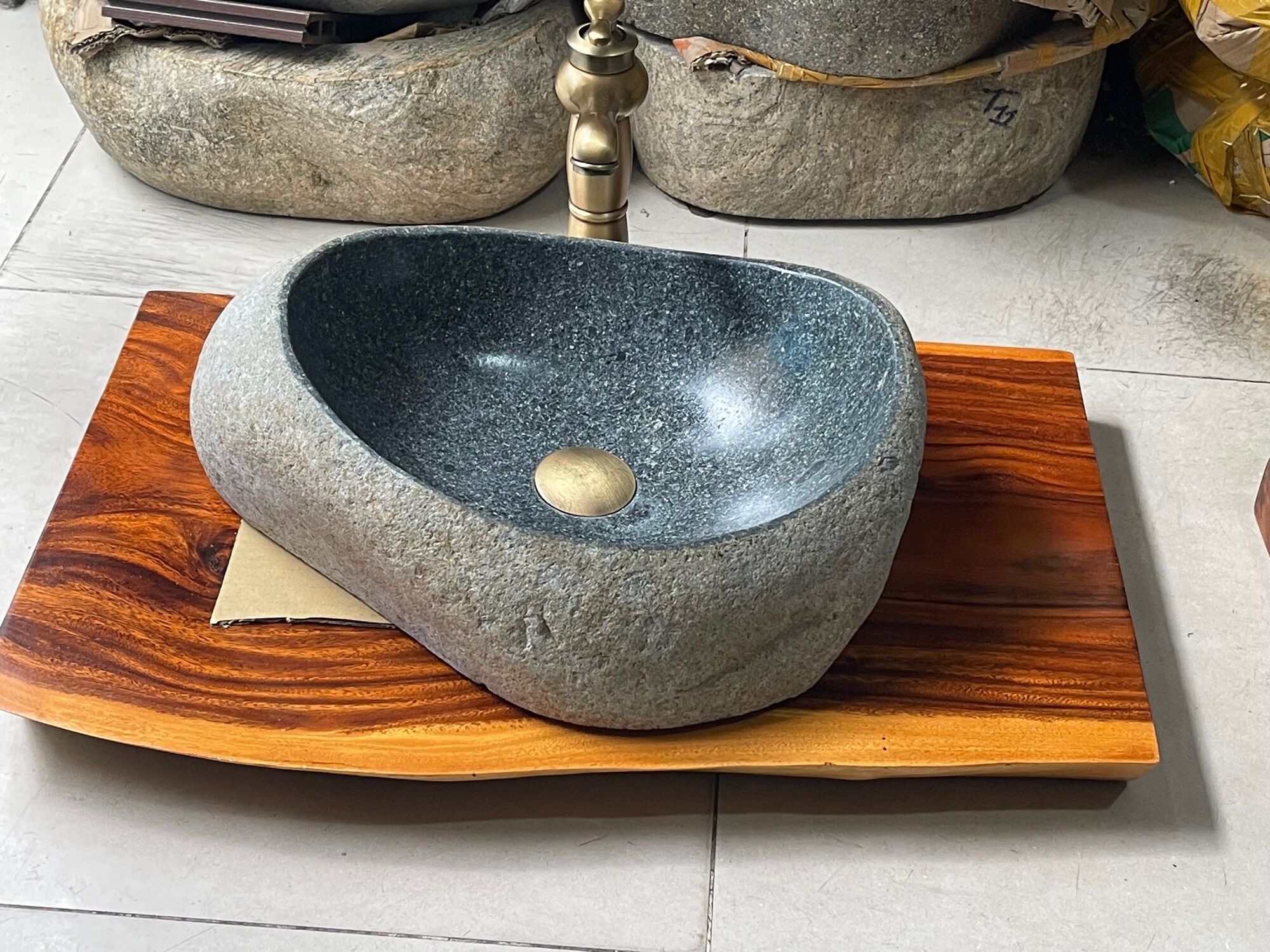 Lavabo đá cuội tự nhiên