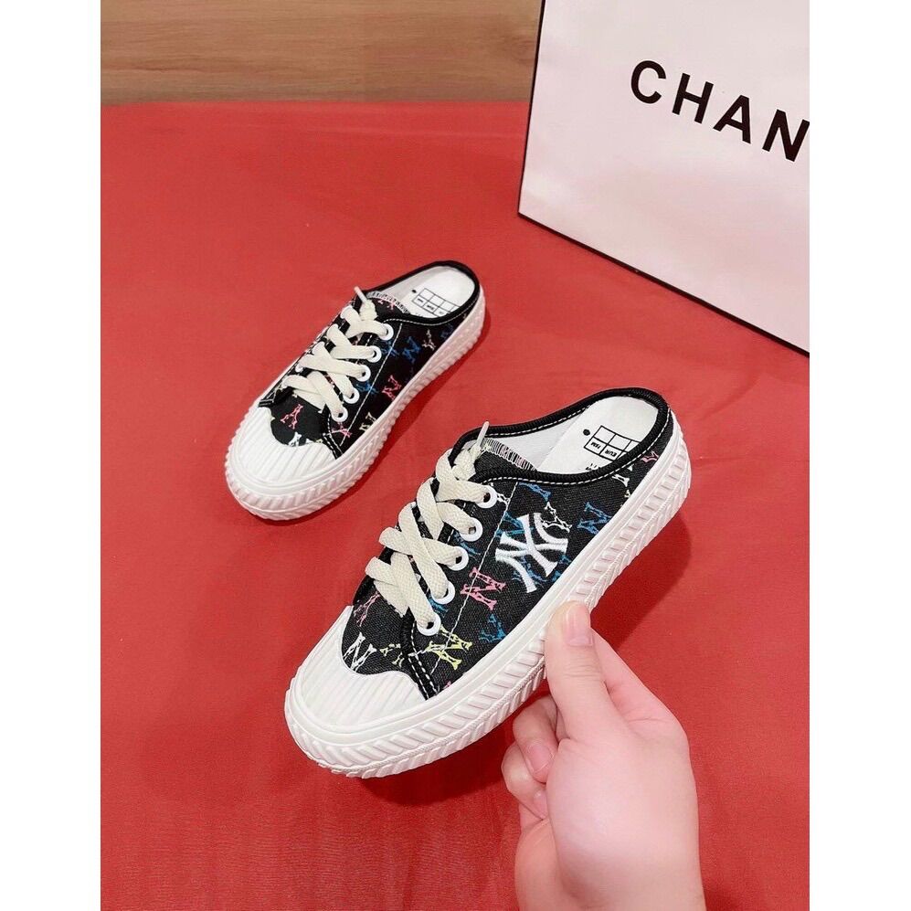 Giày sục đạp gót thể thao NY cho bé trai và bé gái. Đế chống trơn trượt đi ôm chân, rất thoải mái. Chất liệu vải canvas. 2 màu: đen và sắc màu. Hàng xuất khẩu.