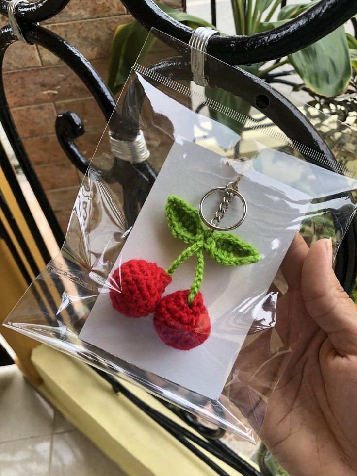 Móc khoá trái cherry bằng len handmade