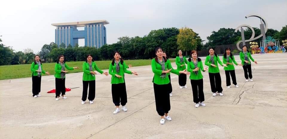 ÁO BÀ BA TRƠN CHƯA CÓ QUẦN  MÀU XANH LÁ.