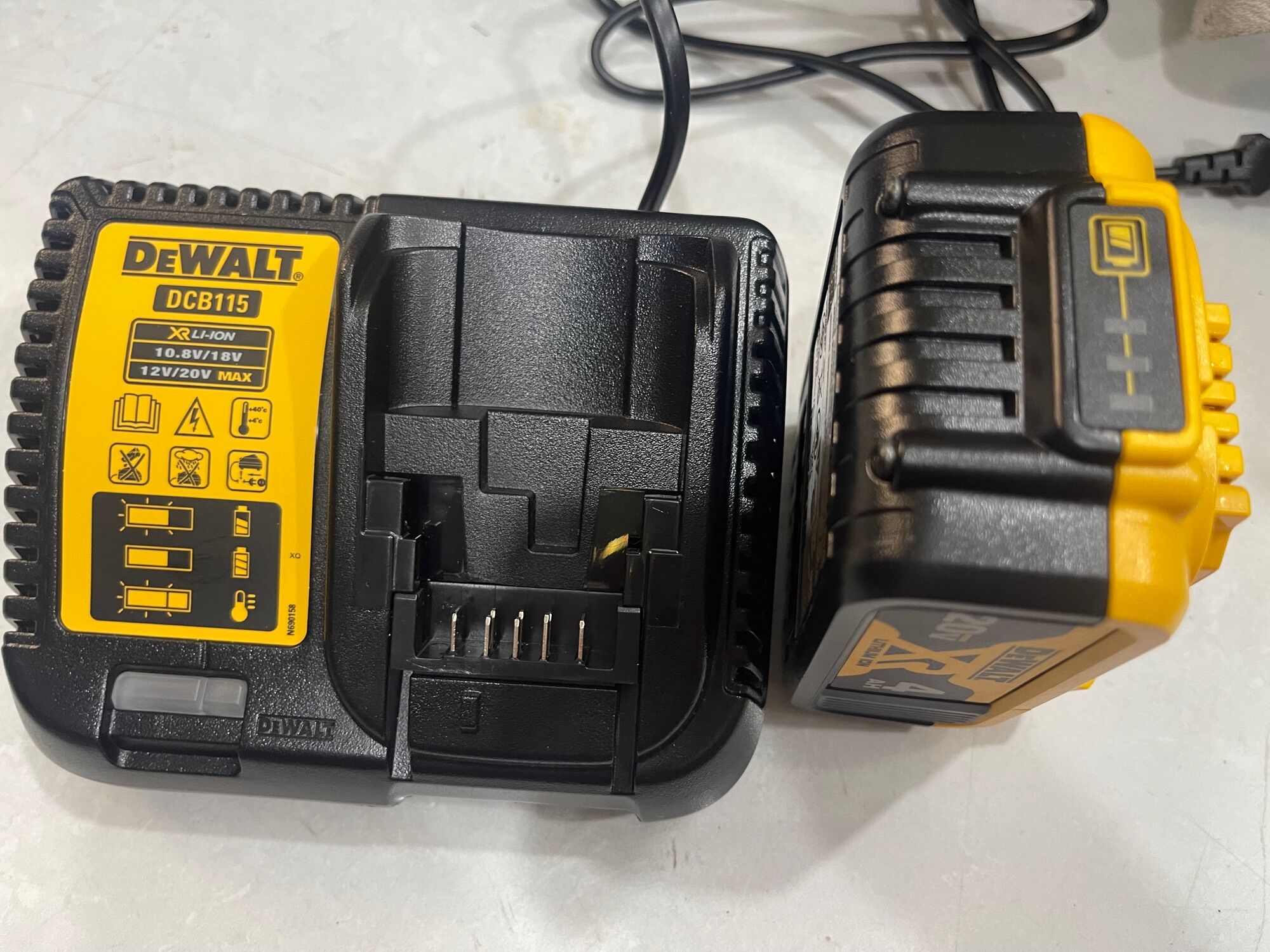 Pin dewalt 4Ah , sac sạc 115 220v