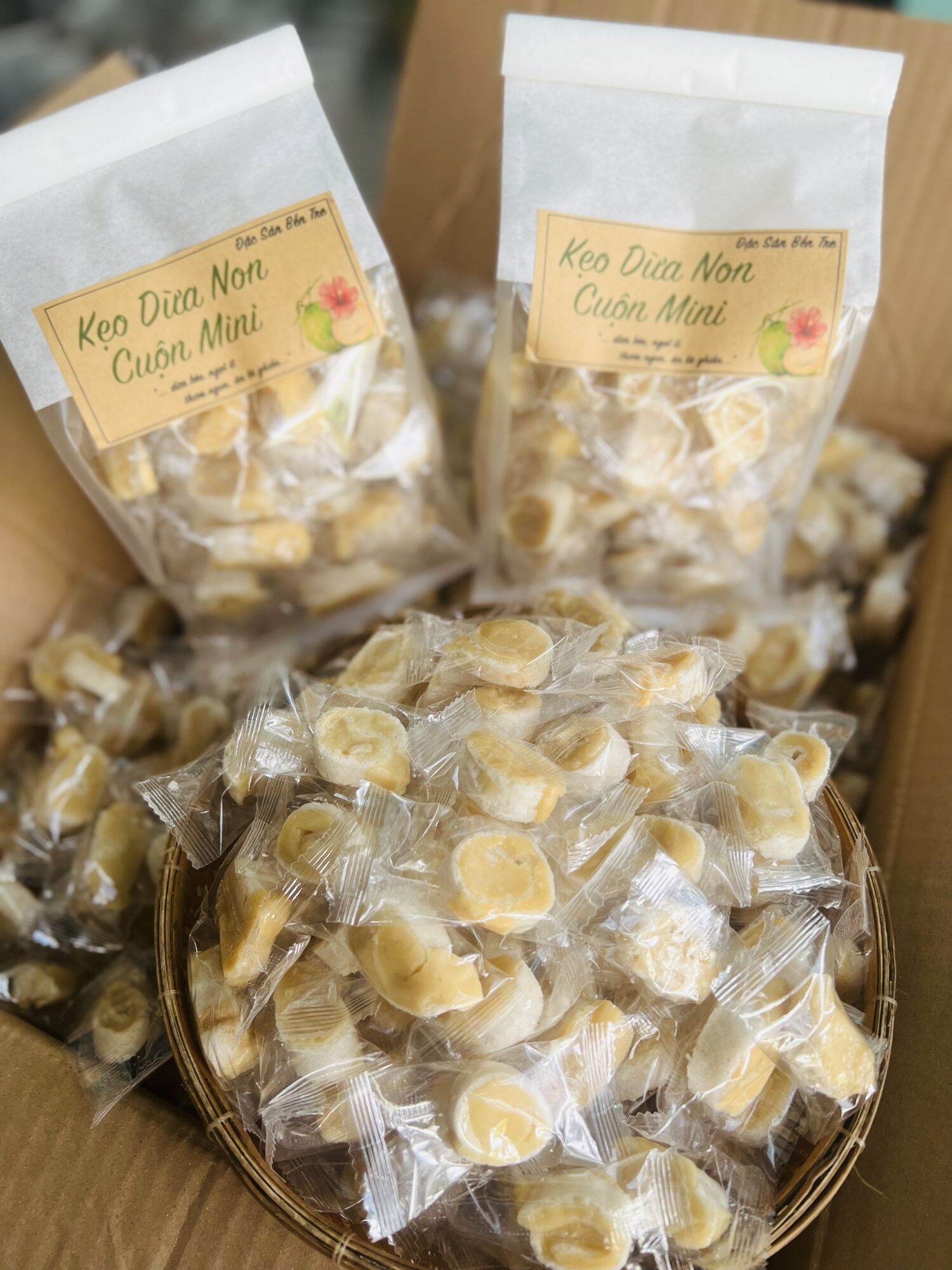 Kẹo dừa dứa non cuộn bánh tráng Hồng Vân 1kg