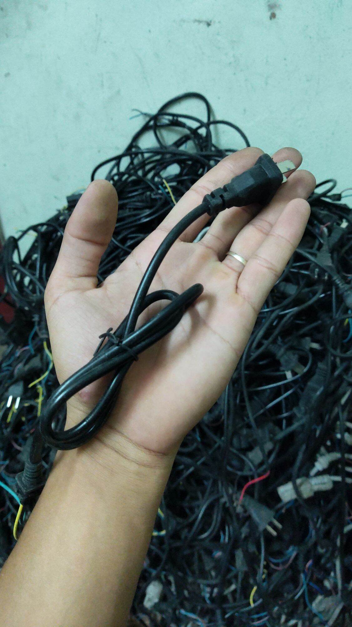 Dây điện kèm phích cắm cho các thiết bị điện