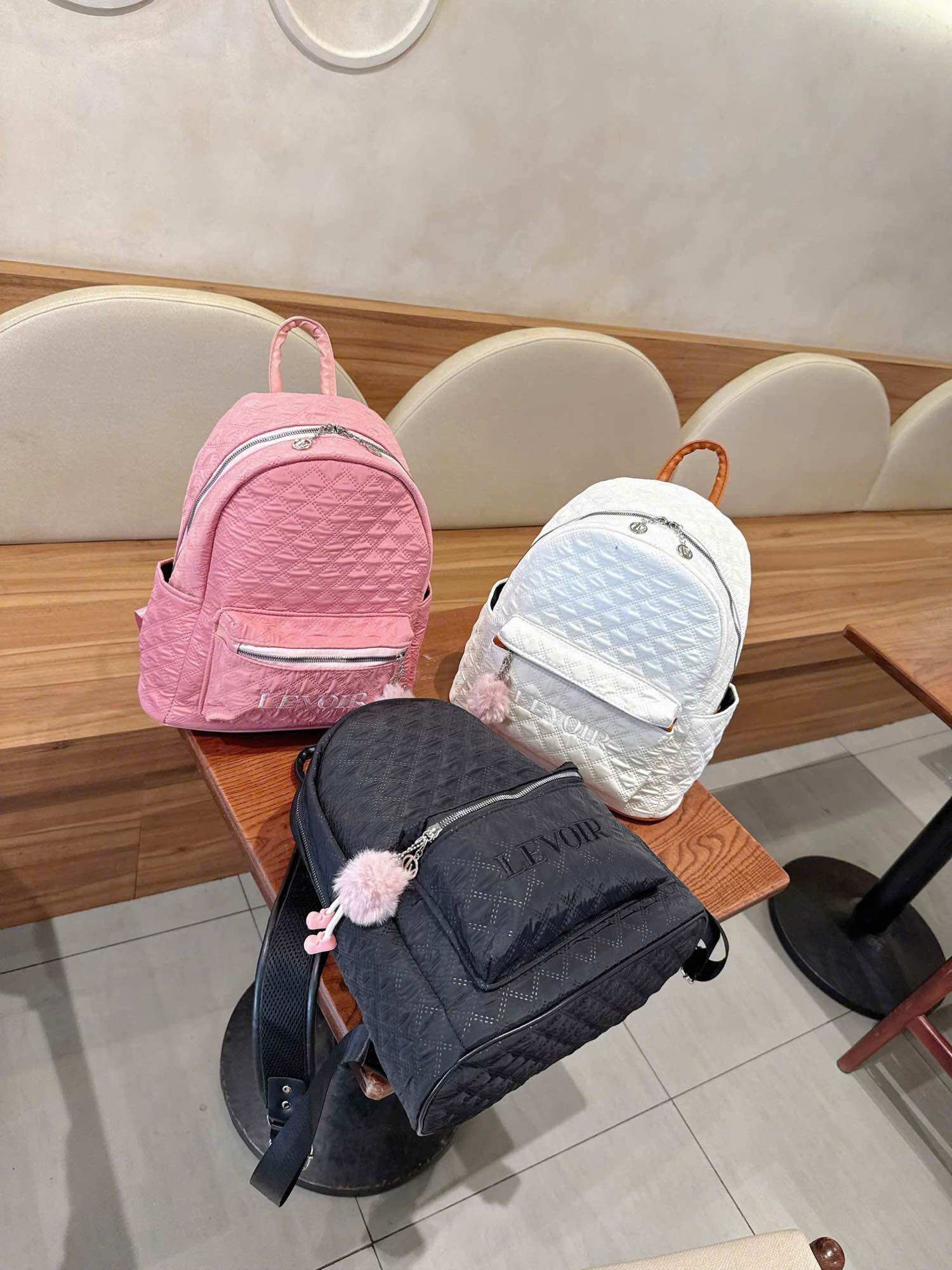 Balo màu hồng trắng đen với họa tiết nổi bật và phụ kiện lông.balo đi học, balo thời trang nữ