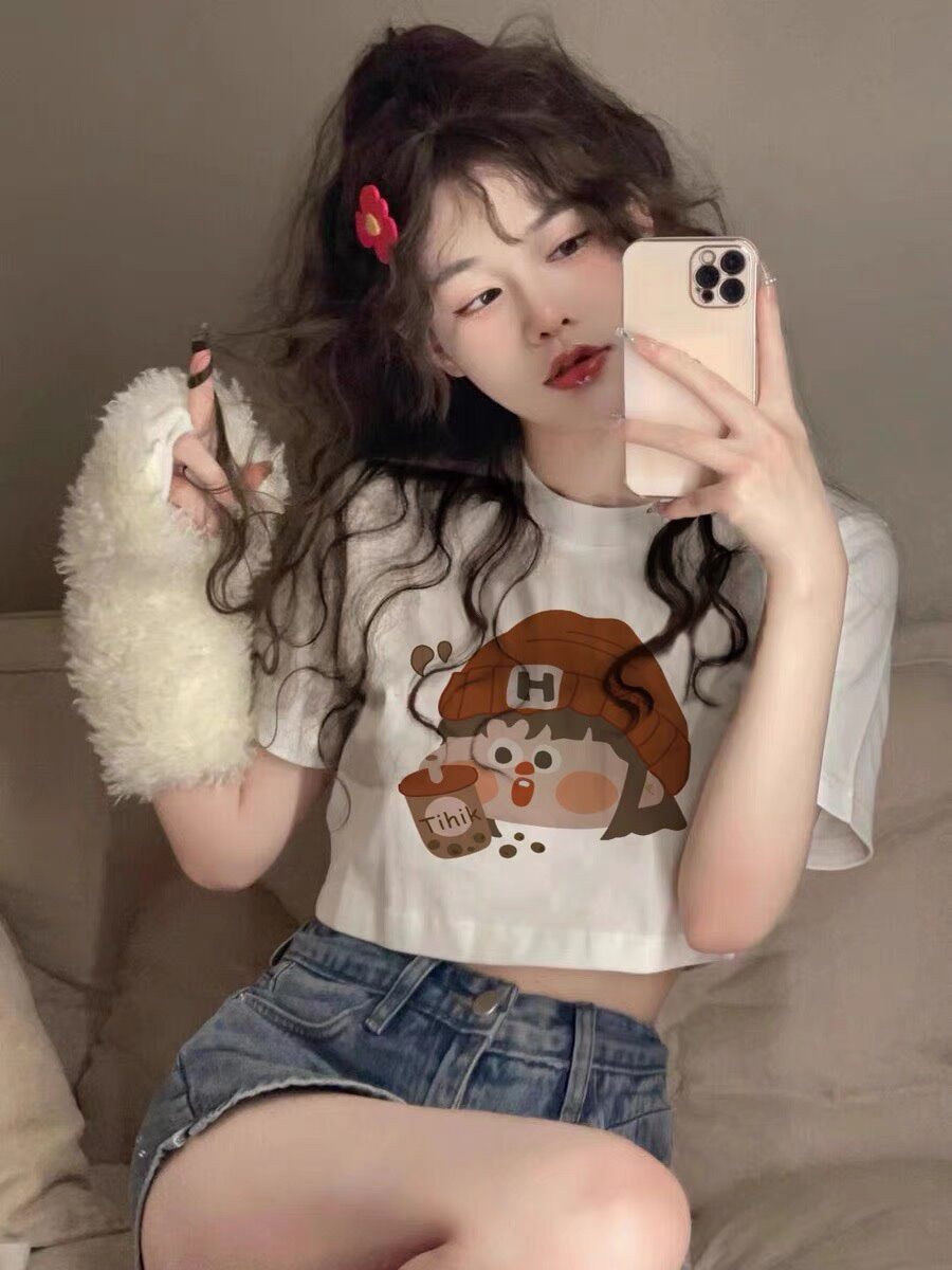 Áo croptop tay ngắn cô bé cầm cốc trà sữa BG