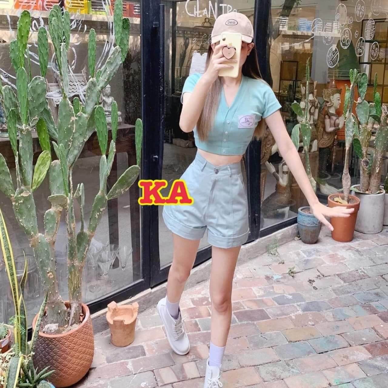 Áo croptop cổ v thêu siêu dễ thương