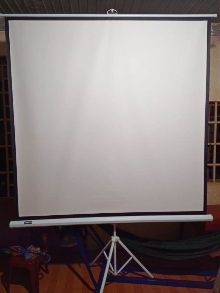 Màn chiếu 3 chân di động 1m25 x 1m25 giá rẻ