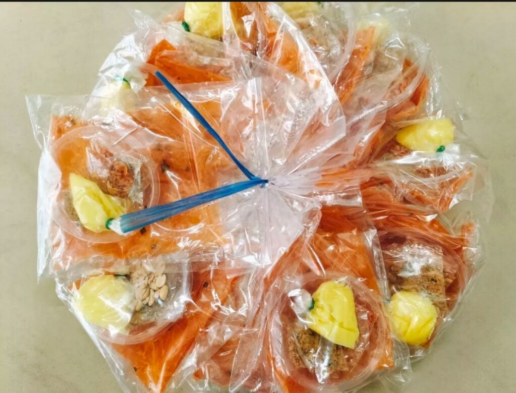 1 xâu bánh ddẻo tôm bơ, hành phi