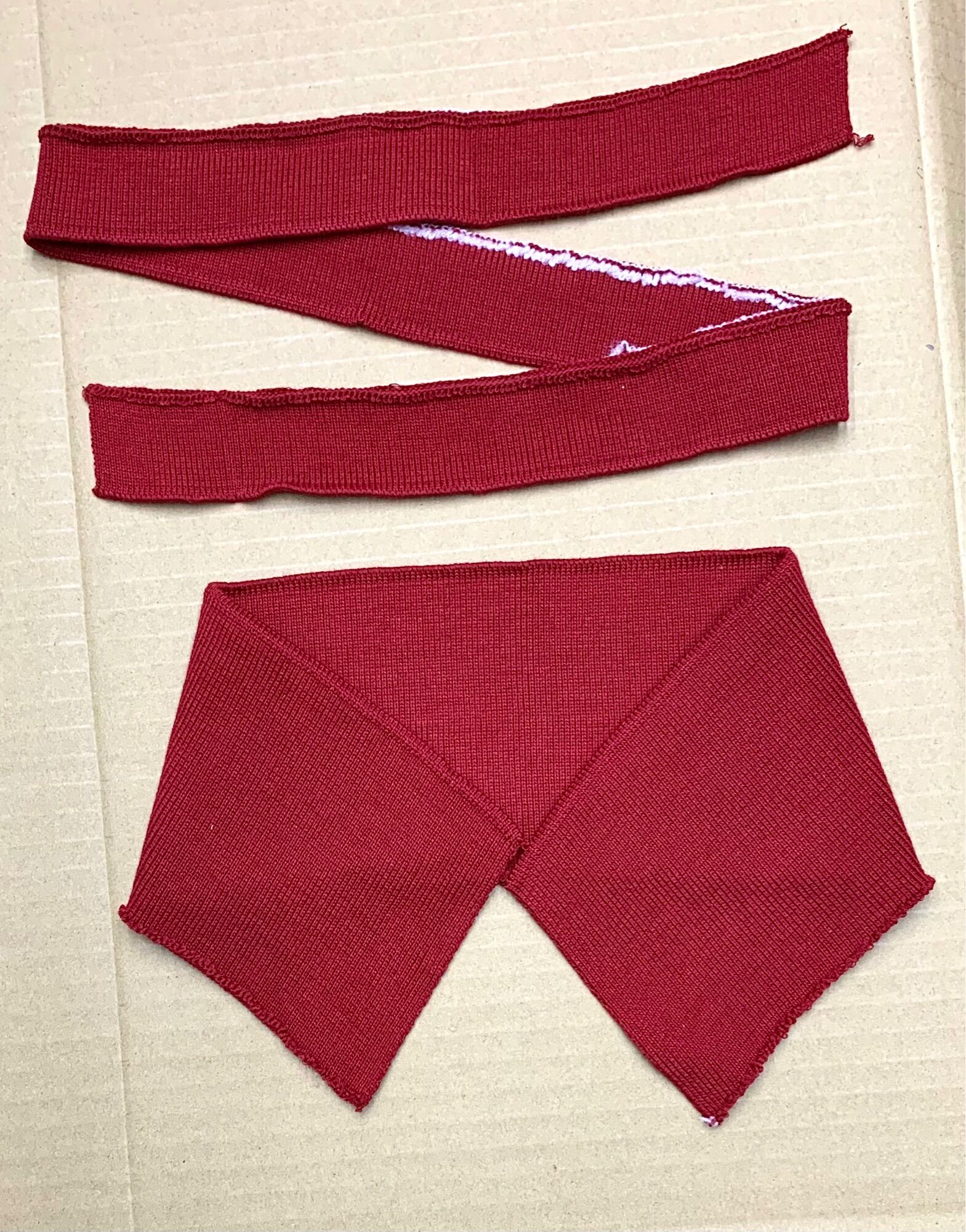 Bộ bo cổ và tay áo thun polo.