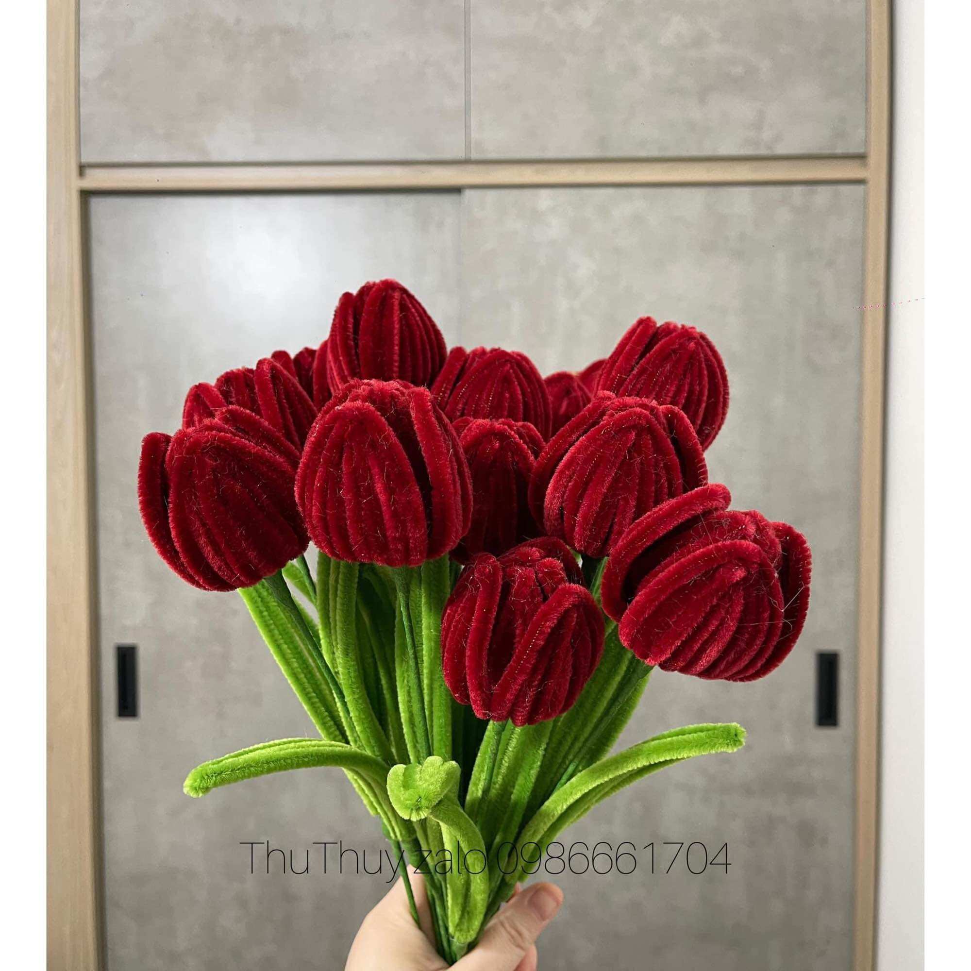 Hoa tulip bằng kẽm nhung kèm lá