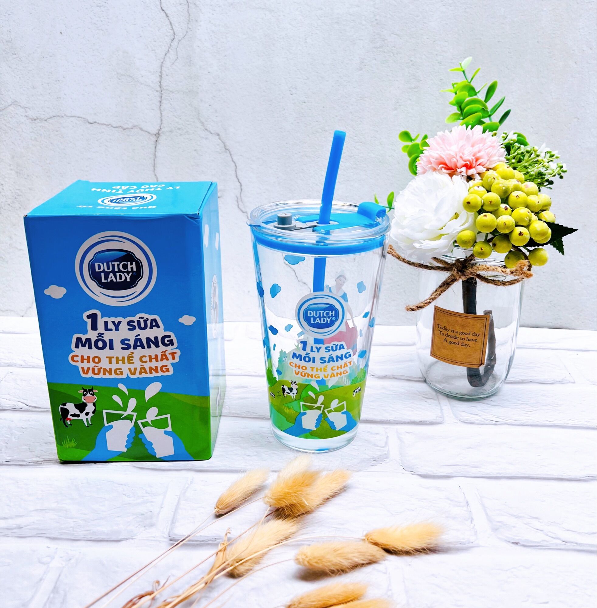 Ly thuỷ tinh kèm nắp và ống hút
