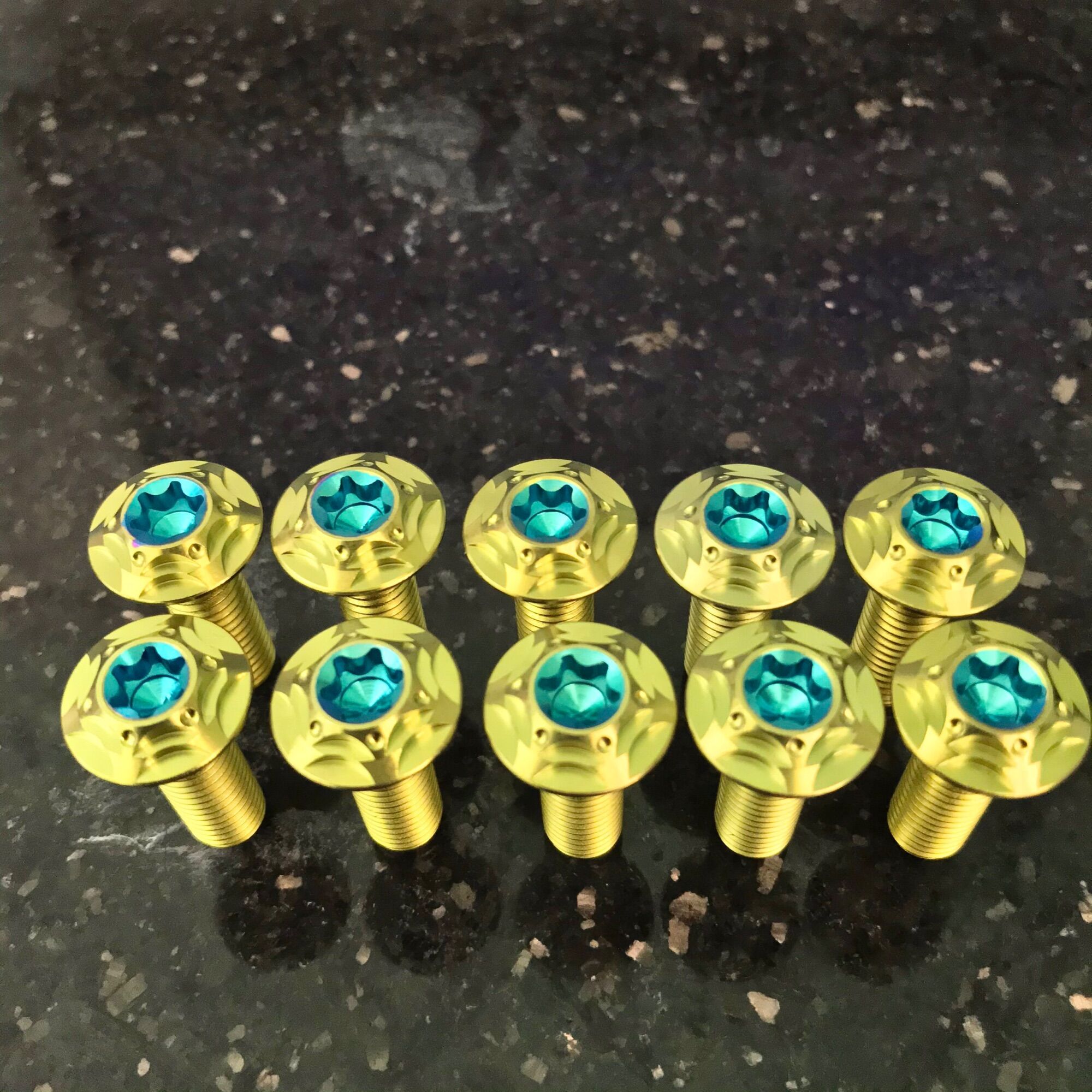 Ốc đĩa Titanium gr5 salaya màu vàng nhụy xanh