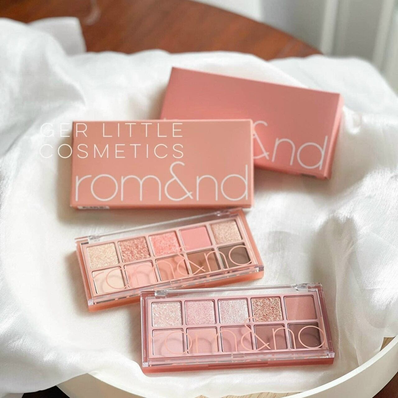 Bảng màu mắt Romand Better Than Palette #01 Pampas Garden🌟🦌

+ Giá được sale: 320k 
+ Xuất xứ: Hàn Quốc

🦌Bảng màu mắt với tone màu cam san hô chủ đạo như ánh nắng màu hè và màu hồng mộng mơ của cỏ pampas.
🦌Từ makeup tông màu san hô sáng dễ thương, tớ