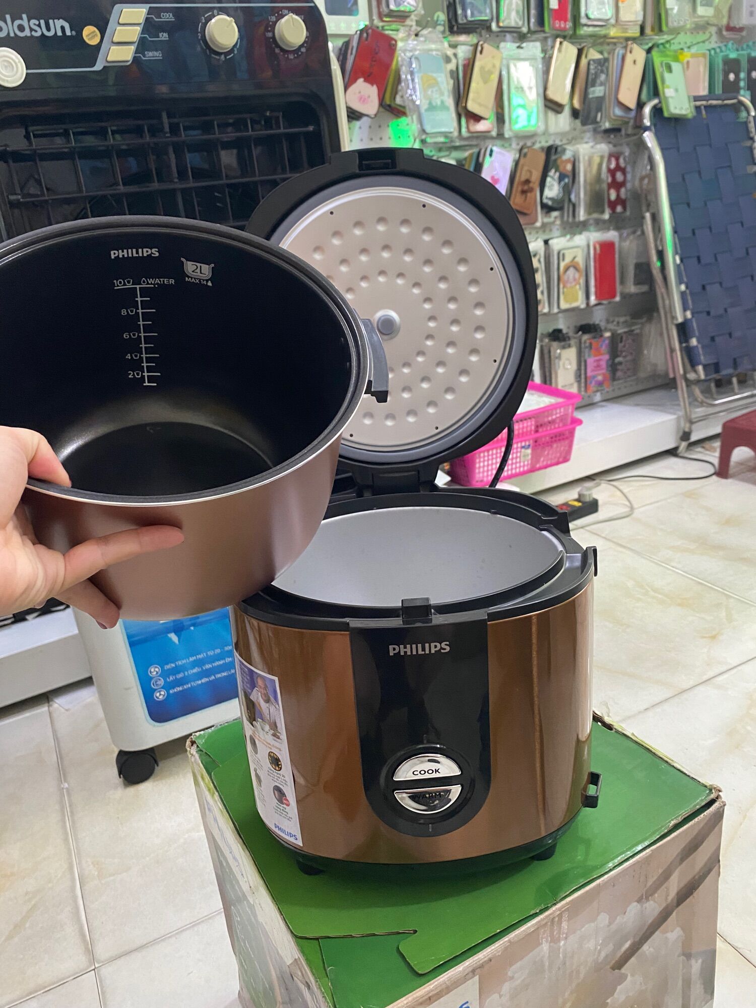 Nồi cơm điện trưng bày , qua sử dụng … hàng chính hãng giá niêm yết 1290k