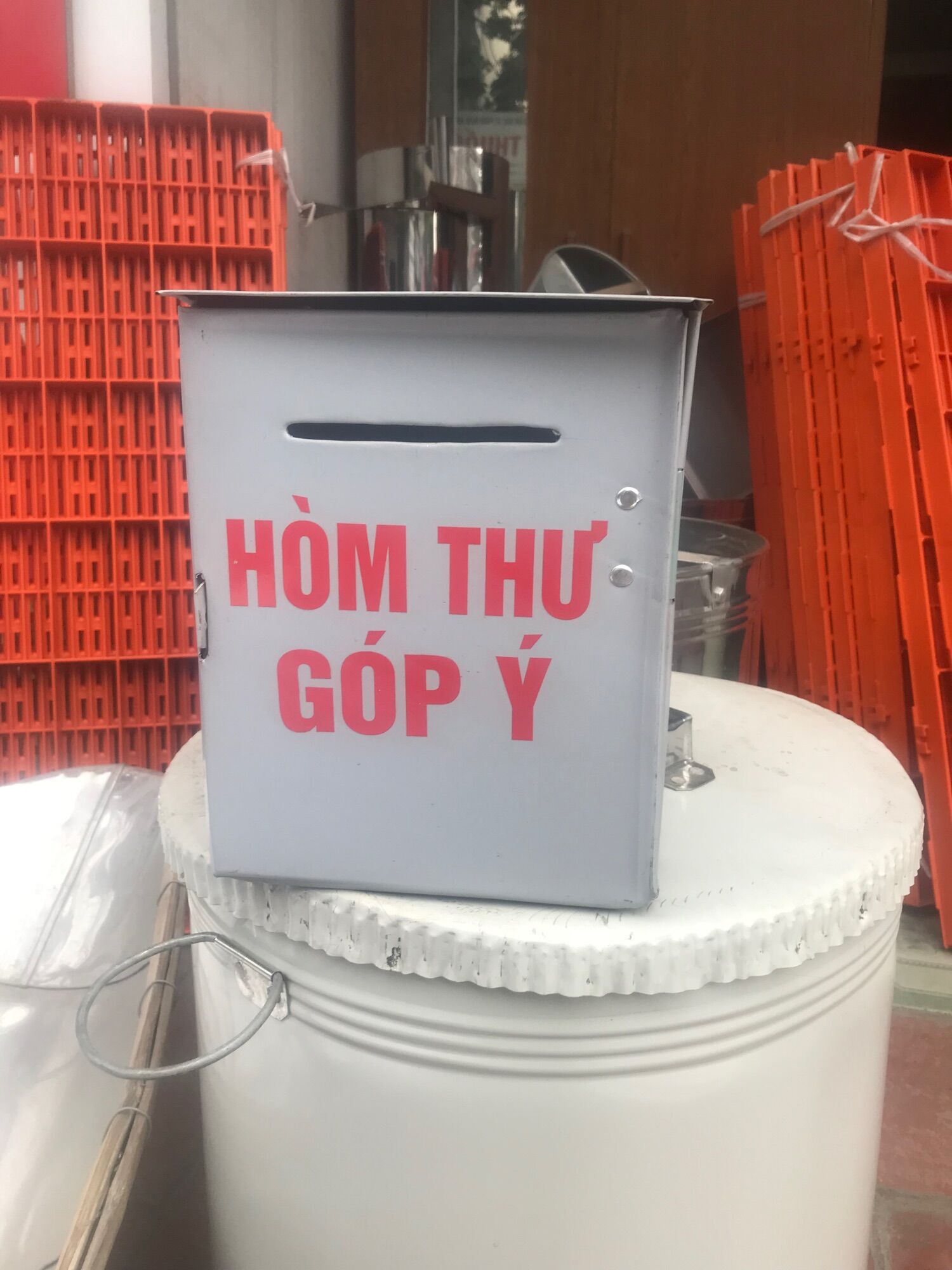 Hòm thư góp ý bằng tôn.