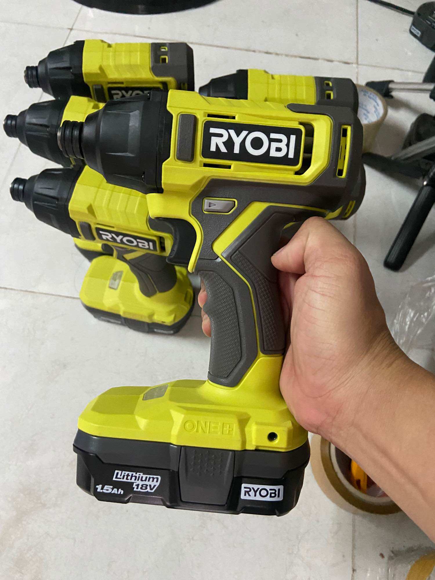 Máy bắn vita ryobi 18v 200n/m- hàng like new 99% siêu đẹp, mã mỹ về ae nhé 0971.72.70.74