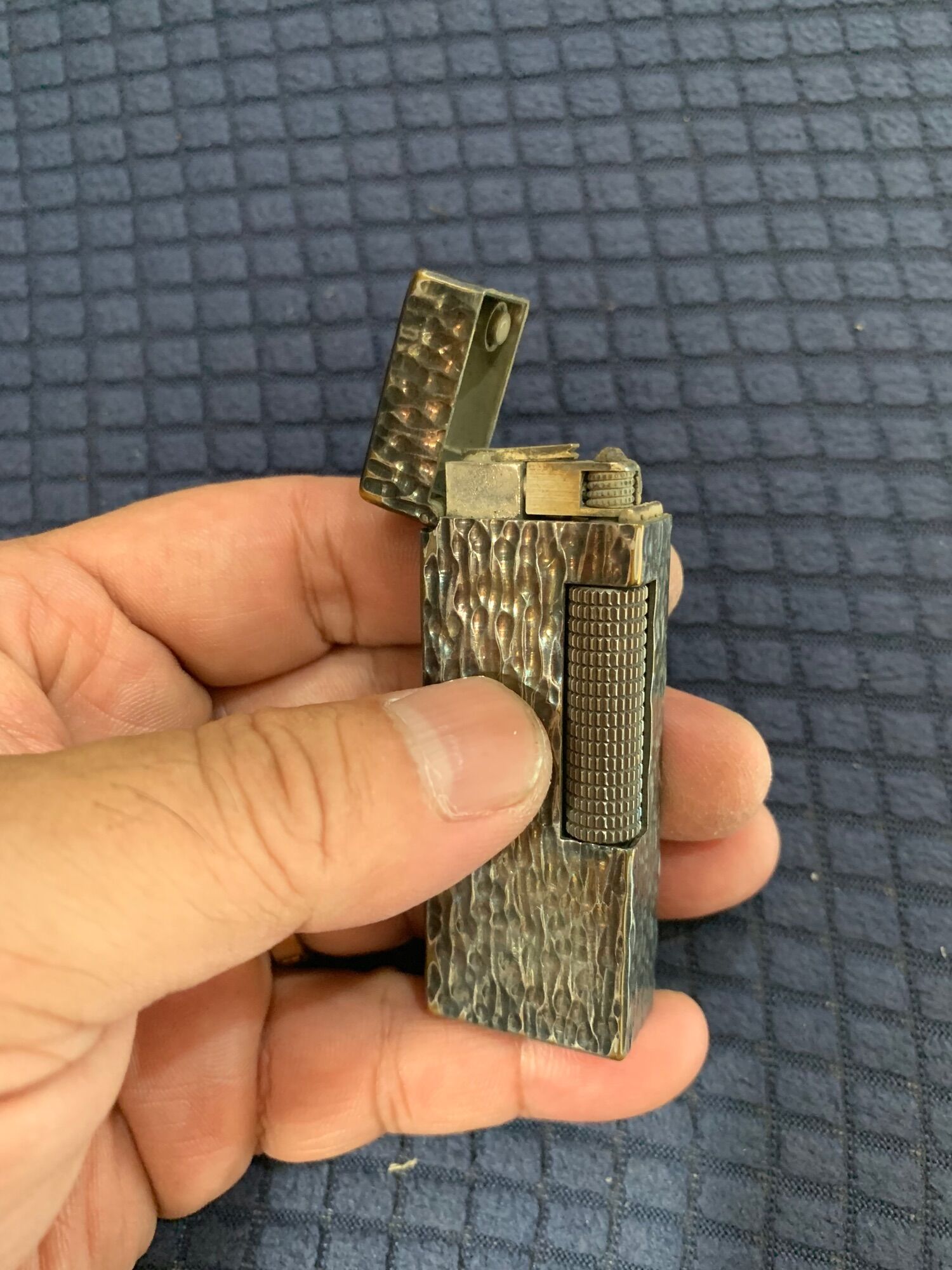 Bật lửa Dunhill bọc bạc vân gõ búa.