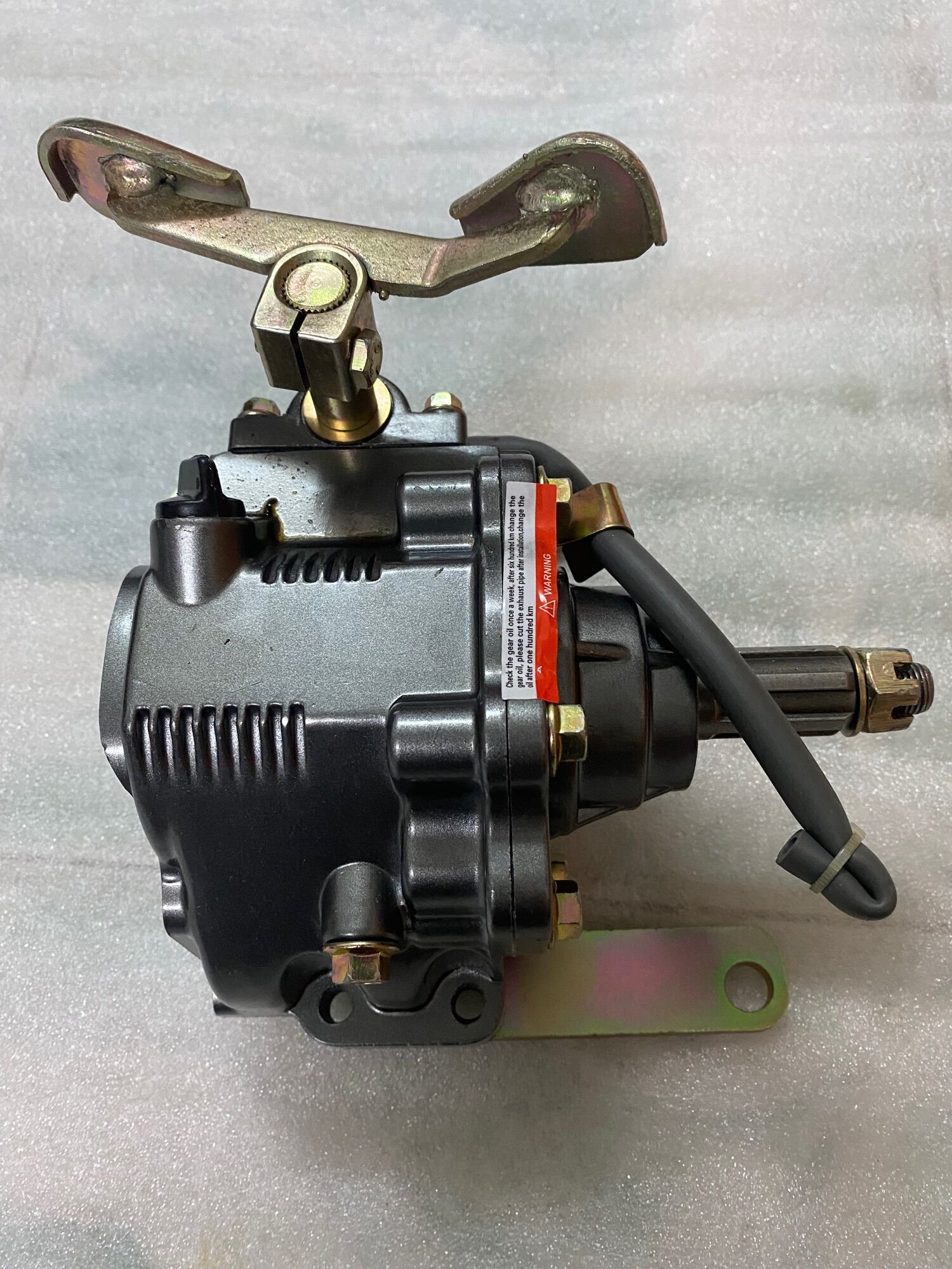 Hộp số đảo chiều tiến lùi cốt 17mm,dùng cho máy 100cc,110cc,125cc.cốt vào máy 6 răng 17mm,trục ra 19mm