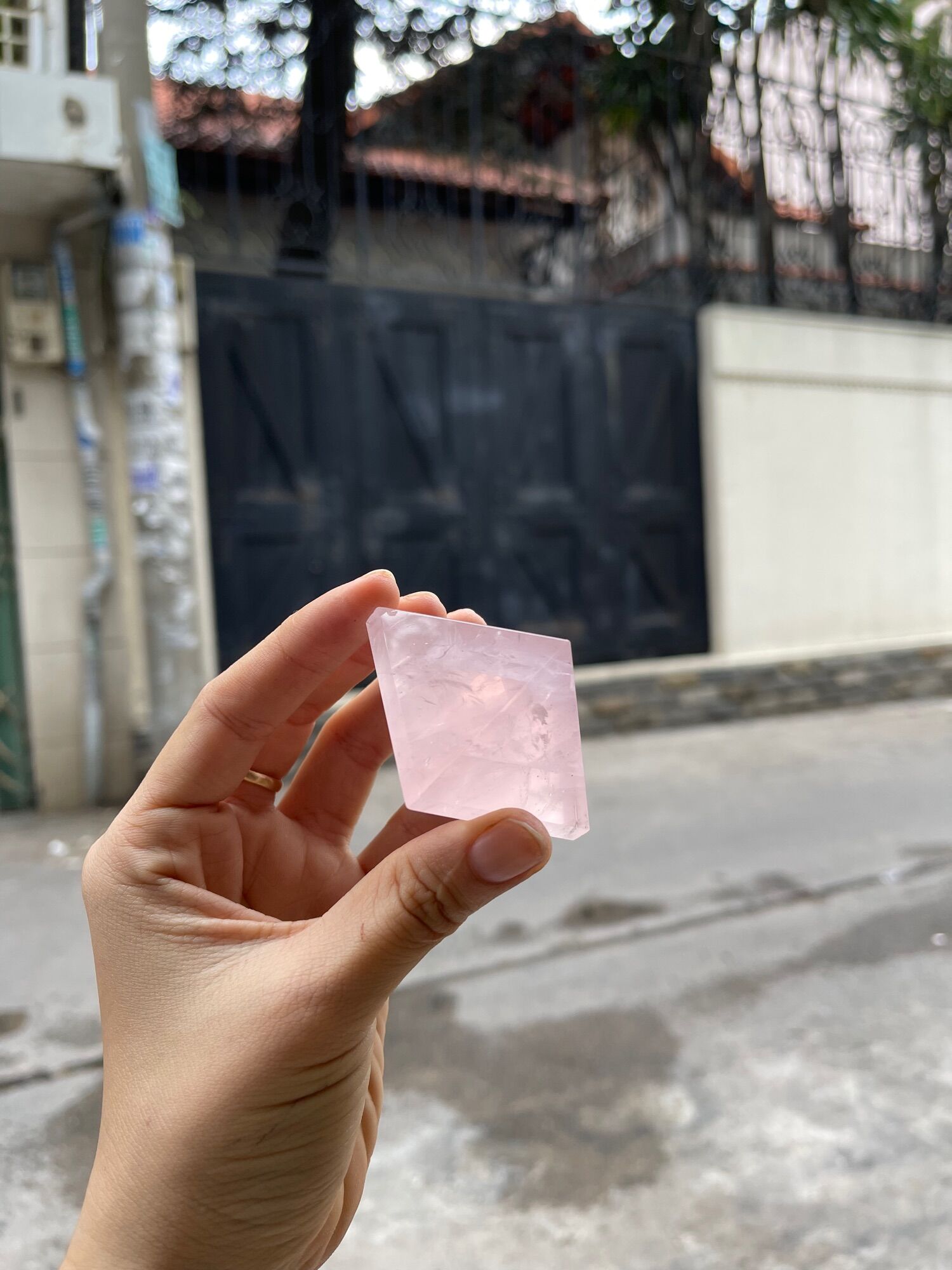 Kim tự tháp thạch anh hồng size 4x4 cm