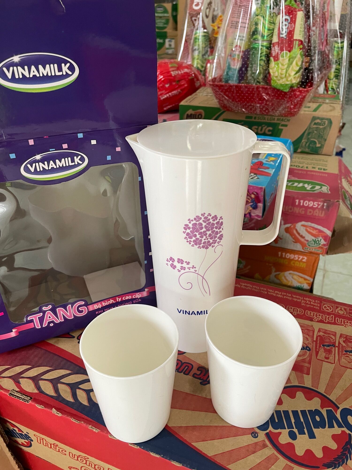 —-Bộ bình với 2 ly- hkm vinamilk