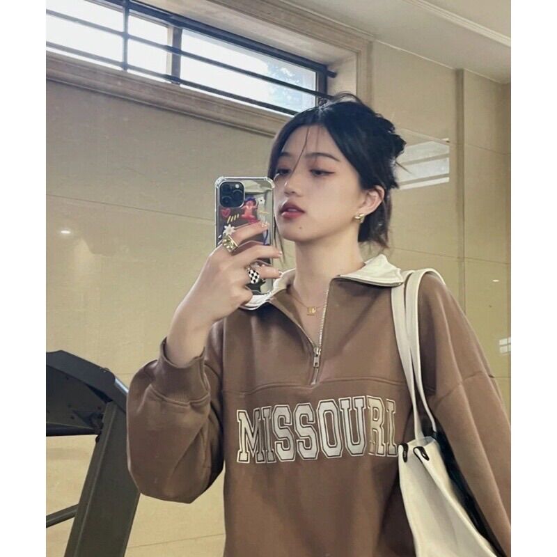 Áo sweater cổ bẻ khóa zip in chữ Missourl , chất nỉ cotton , form rộng freesize kiểu dáng Unisex