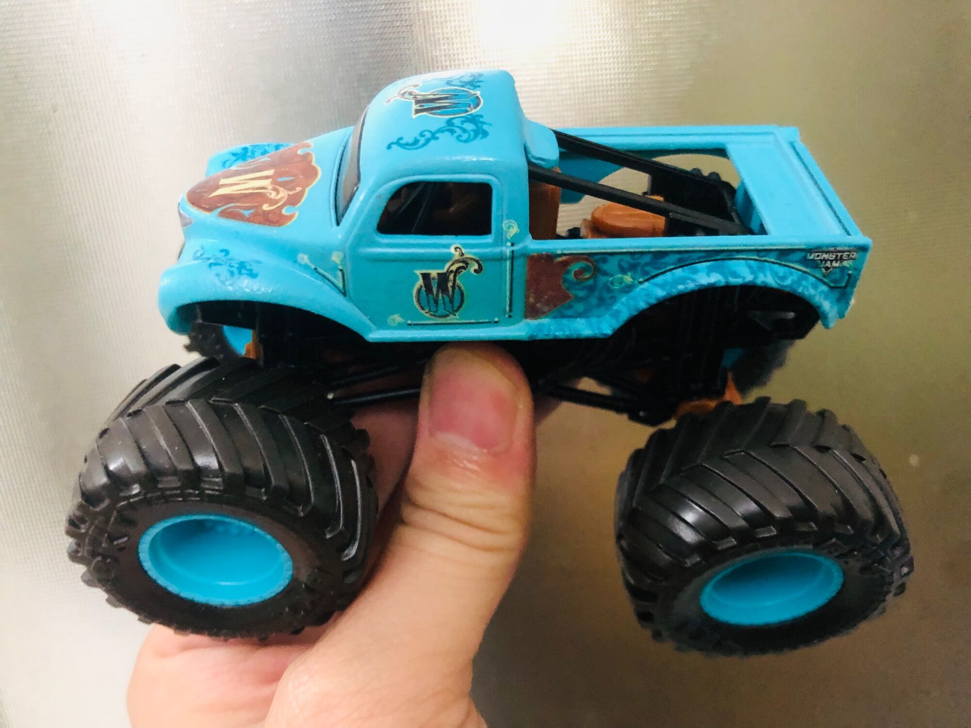 Bộ các xe Monster Jam đổi màu lạnh dạng vảy mới về