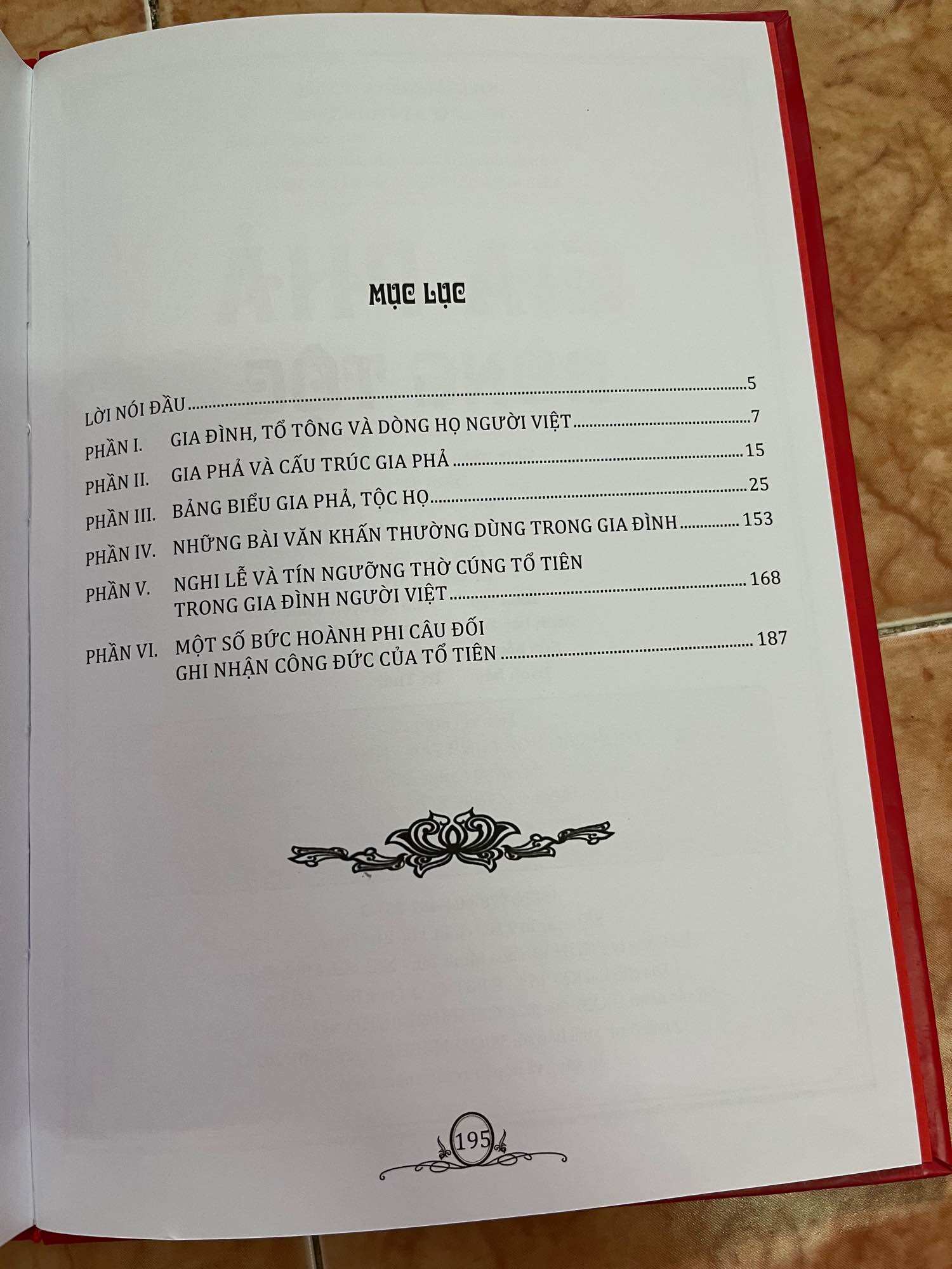 Gia phả dòng tộc (bìa cứng tái bản)