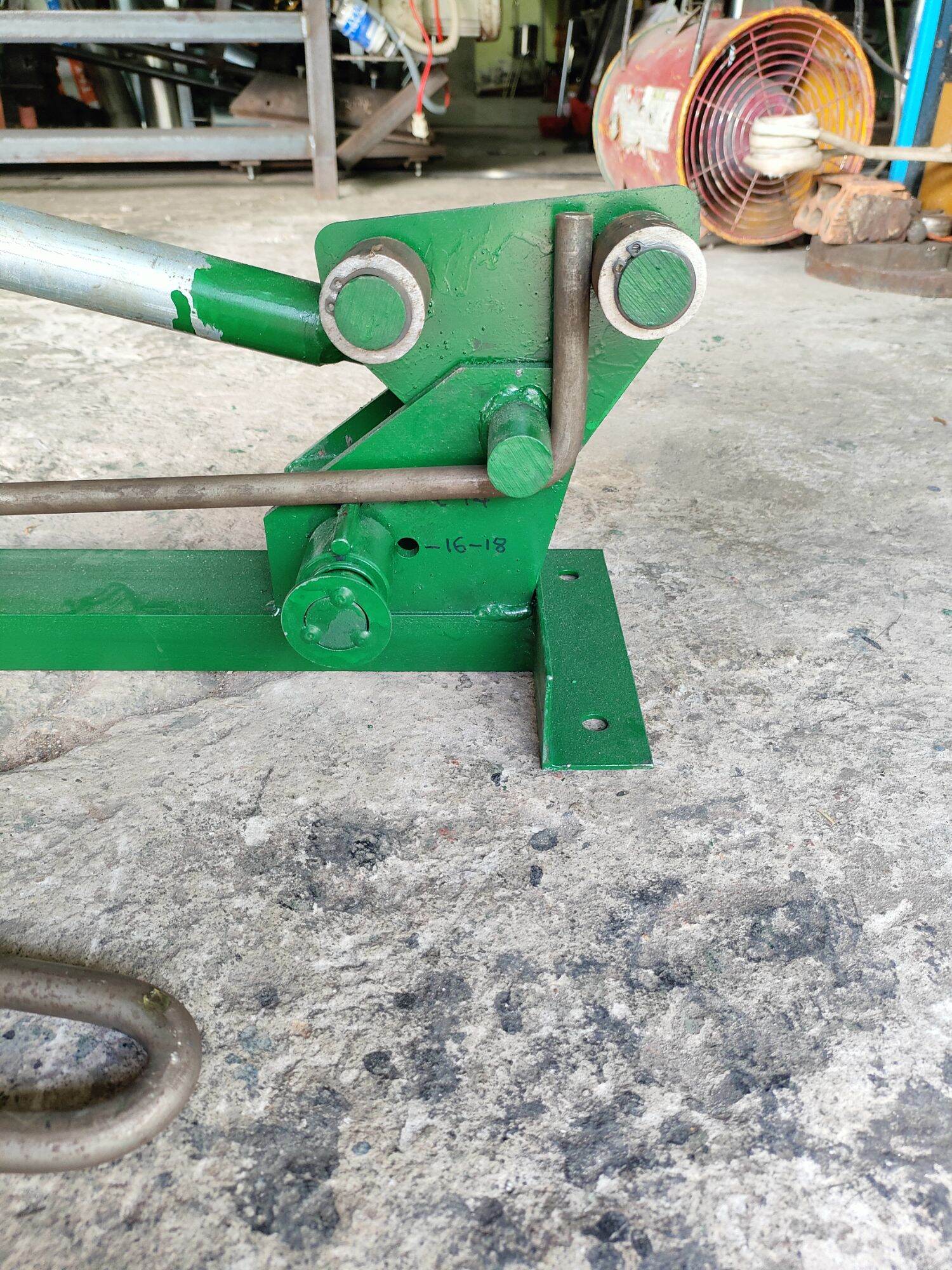 Bàn bẻ sắt 18