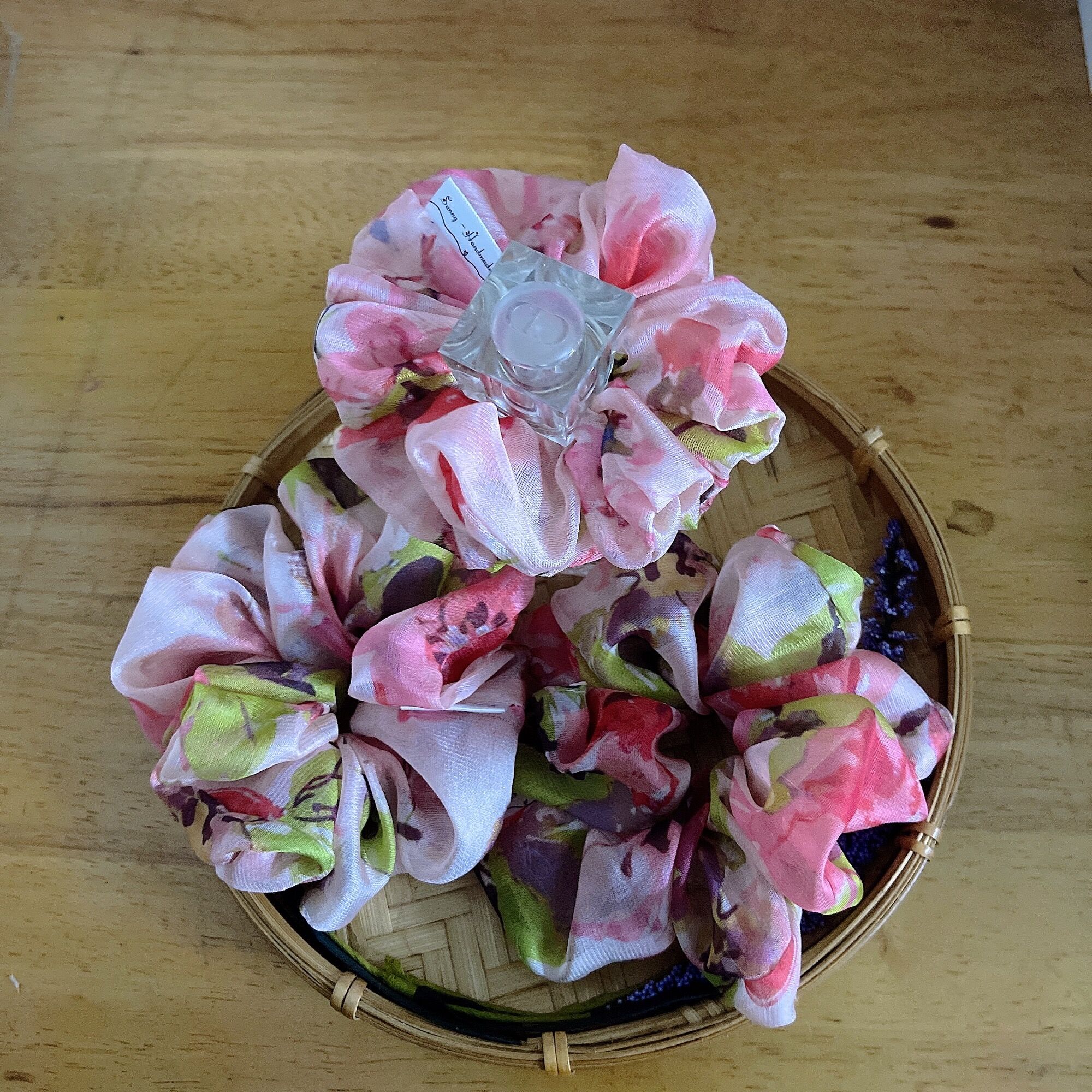 Scrunchies- đồ cột tóc Tơ hoa hồng
