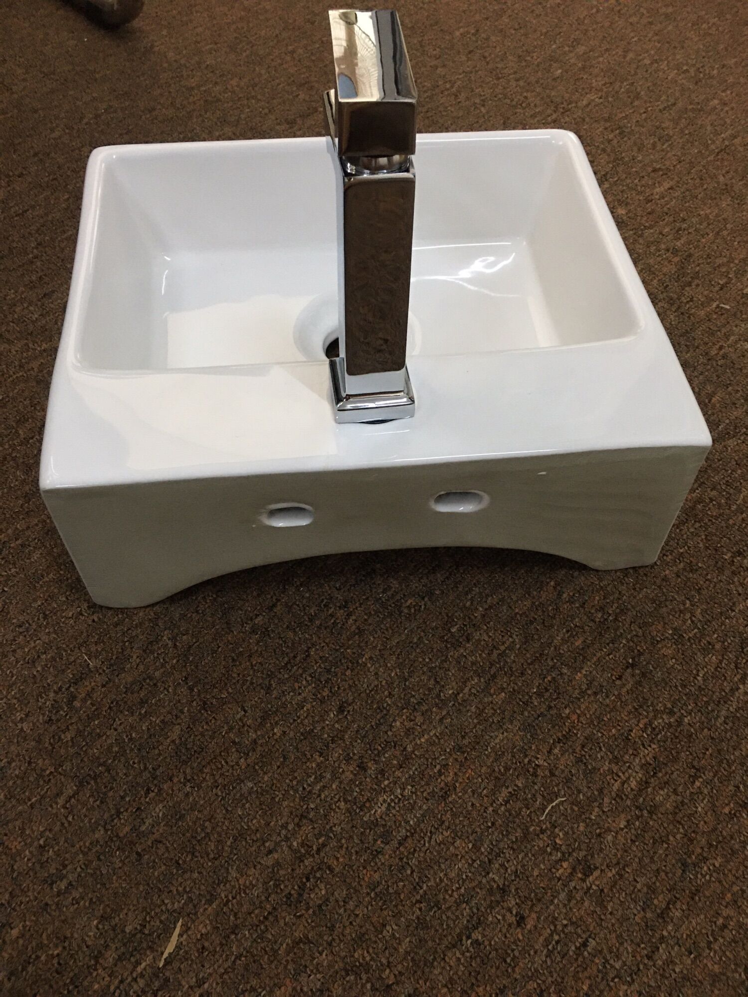 Lavabo TREO TƯỜNG hình vuông ( có bát treo, k kèm vòi , xả)