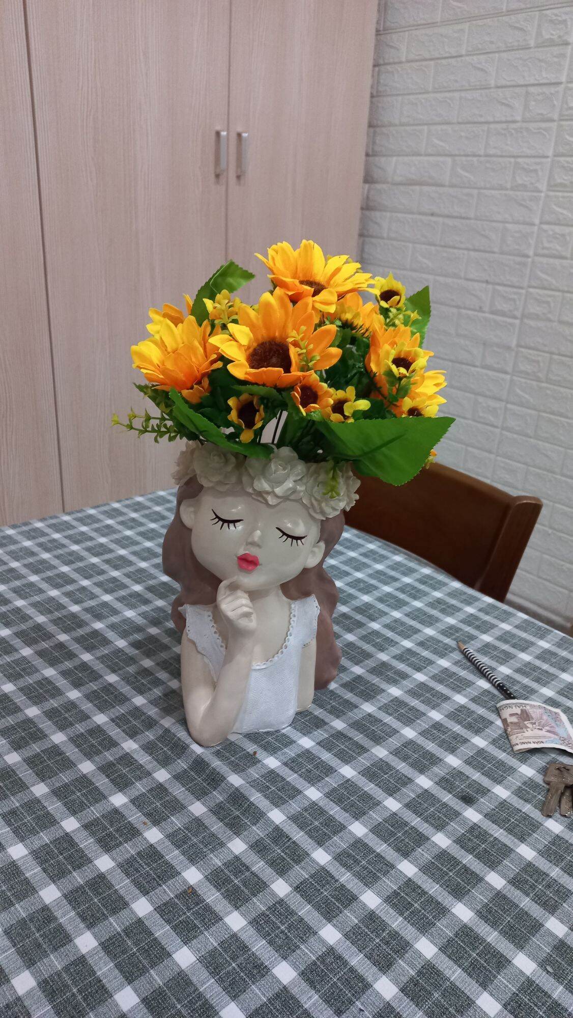 Bình hoa cô gái nhắm mắt